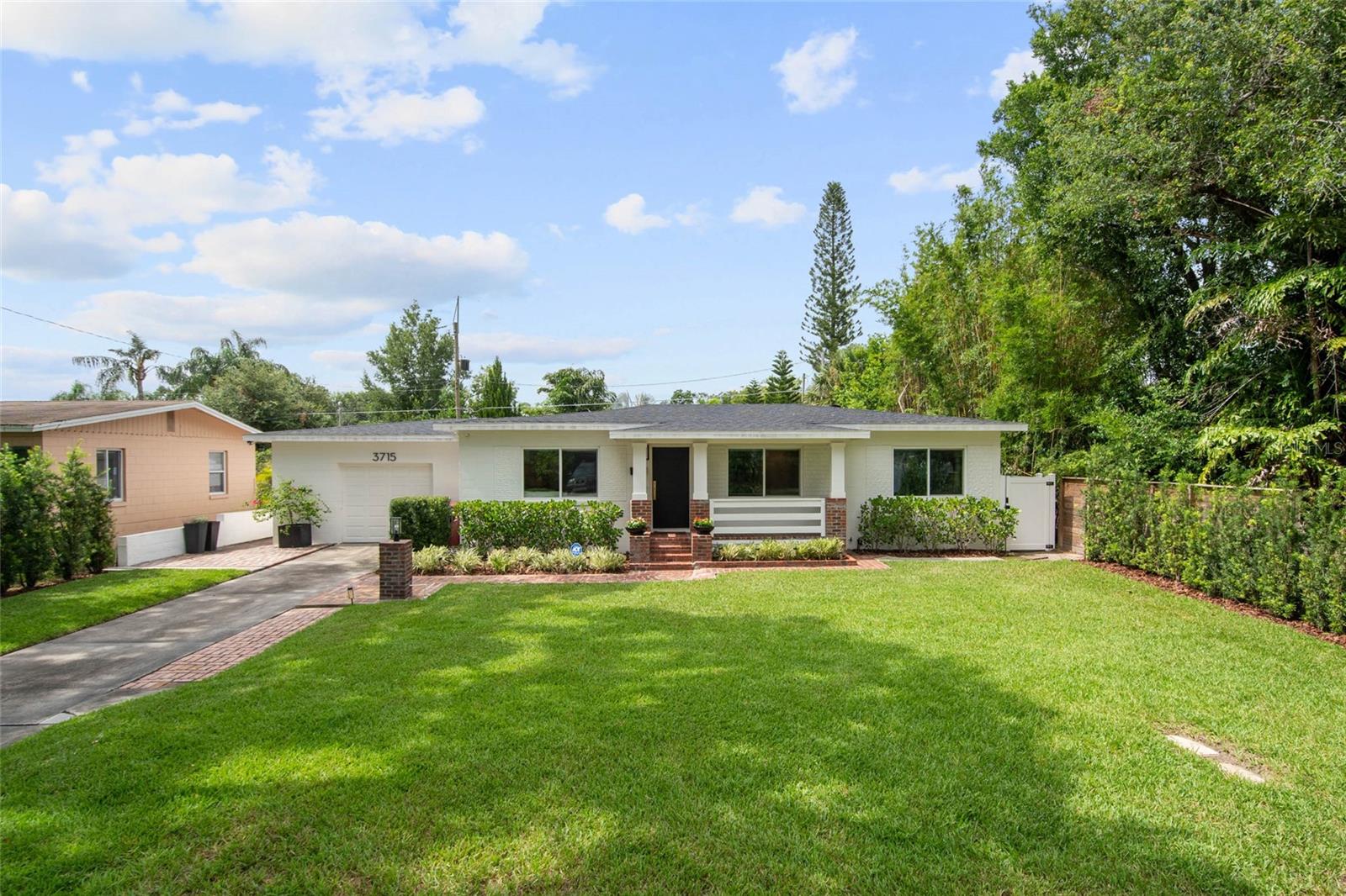 Single Family Residence in ORLANDO, FL - Daniel Dourado