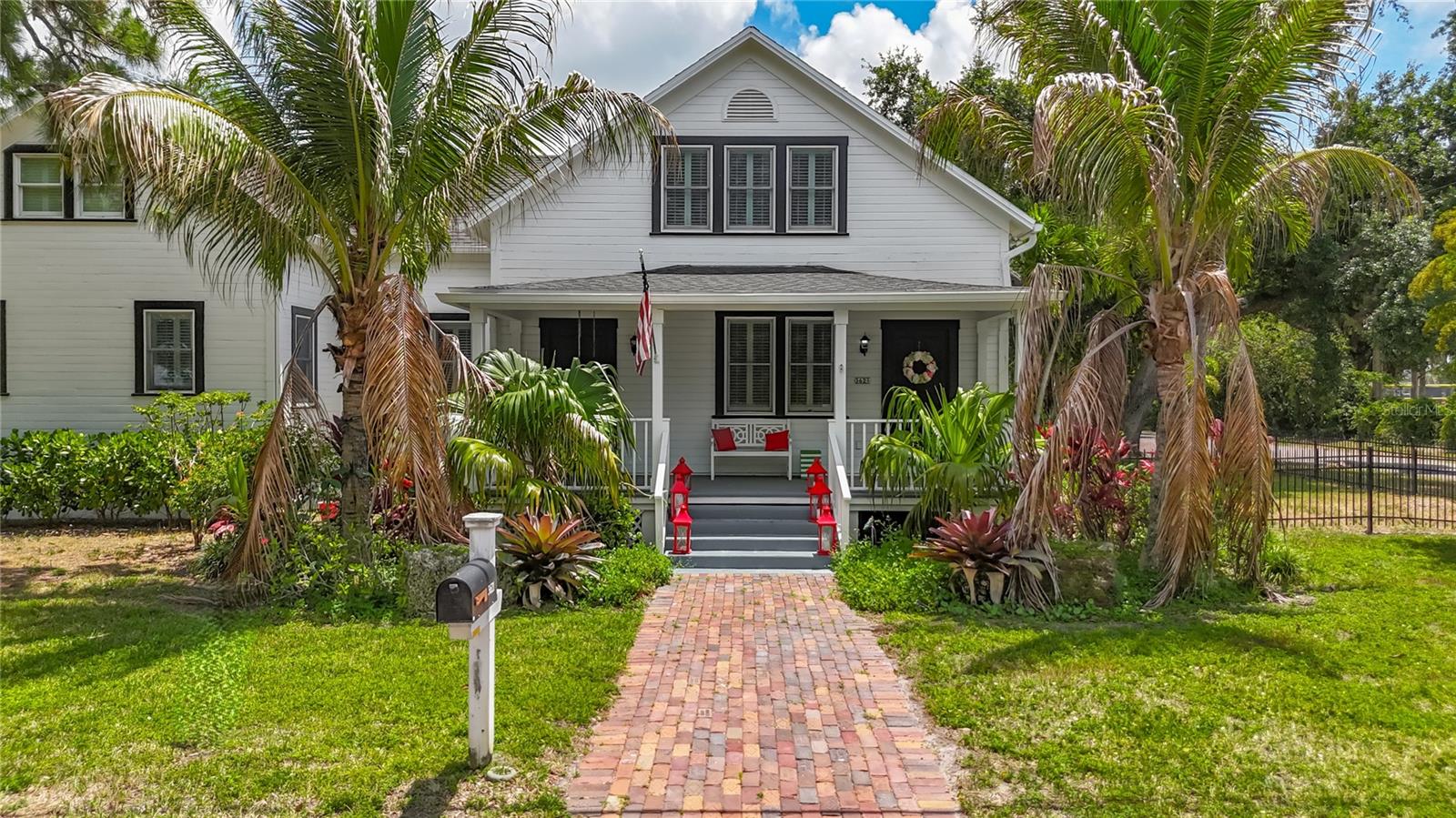 Single Family Residence in BRADENTON, FL - Daniel Dourado