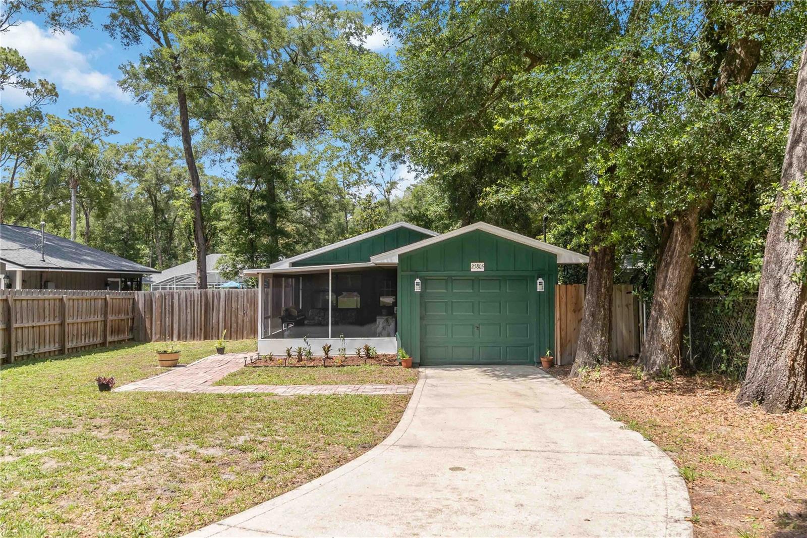 Single Family Residence em SORRENTO, FL - Daniel Dourado