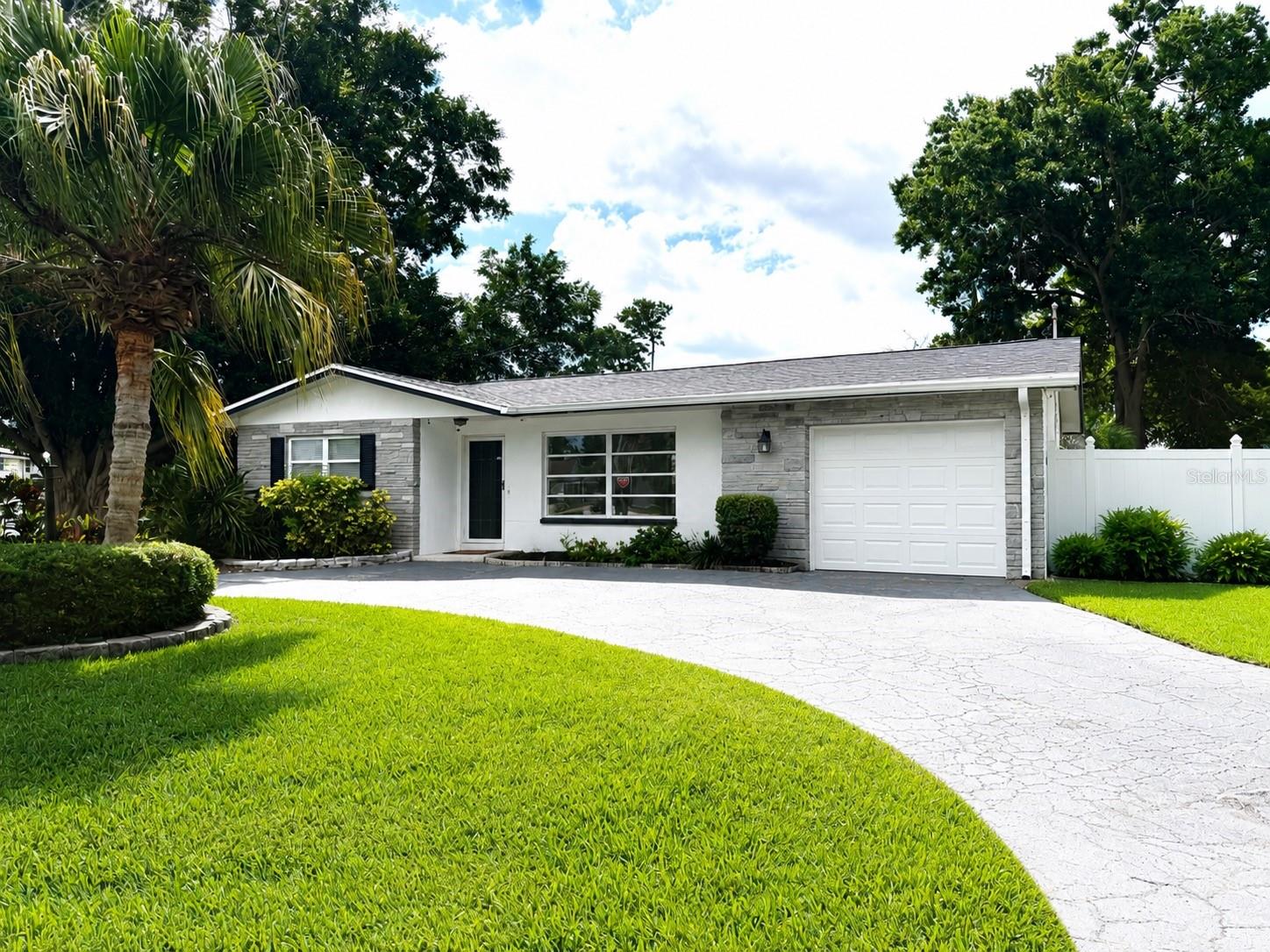 Single Family Residence in SEMINOLE, FL - Daniel Dourado