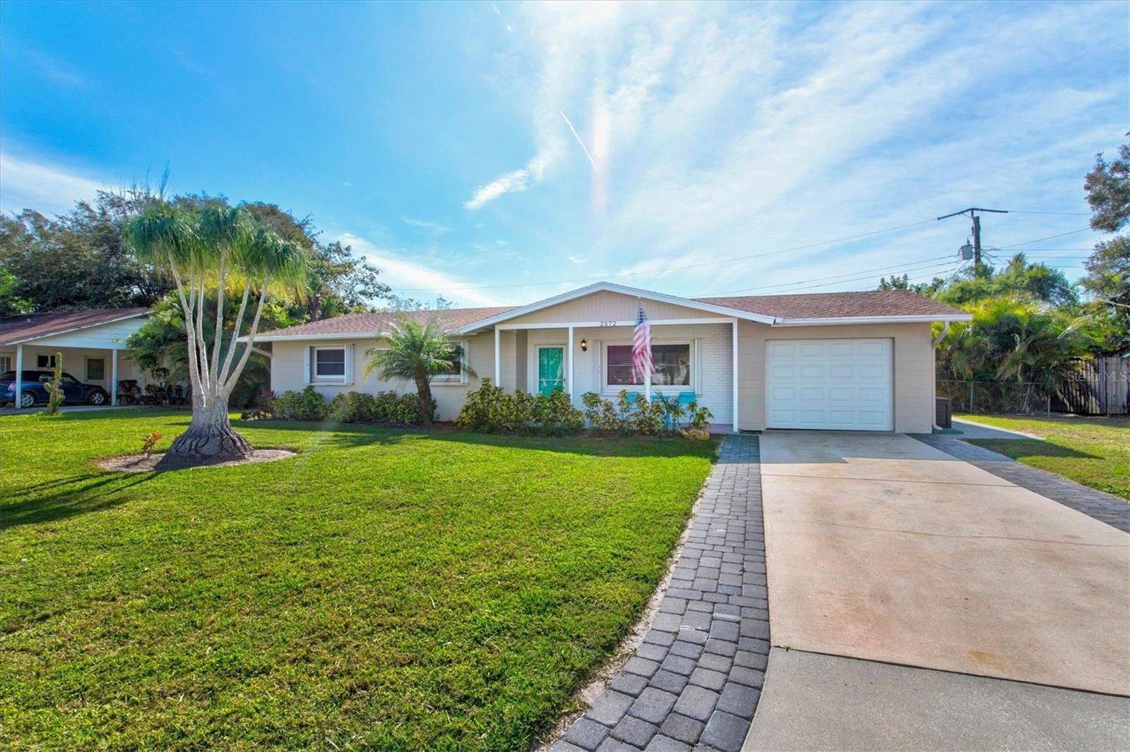 Single Family Residence in SARASOTA, FL - Daniel Dourado