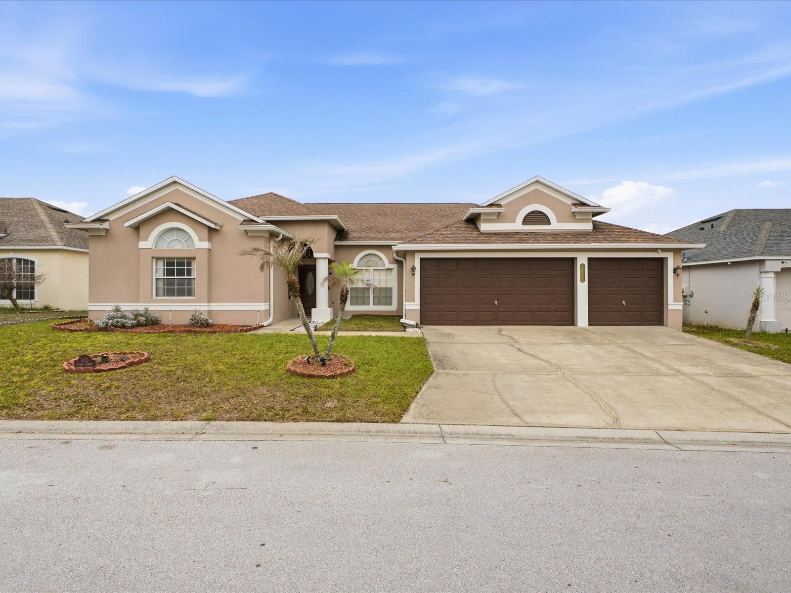 Single Family Residence in DAVENPORT, FL - Daniel Dourado