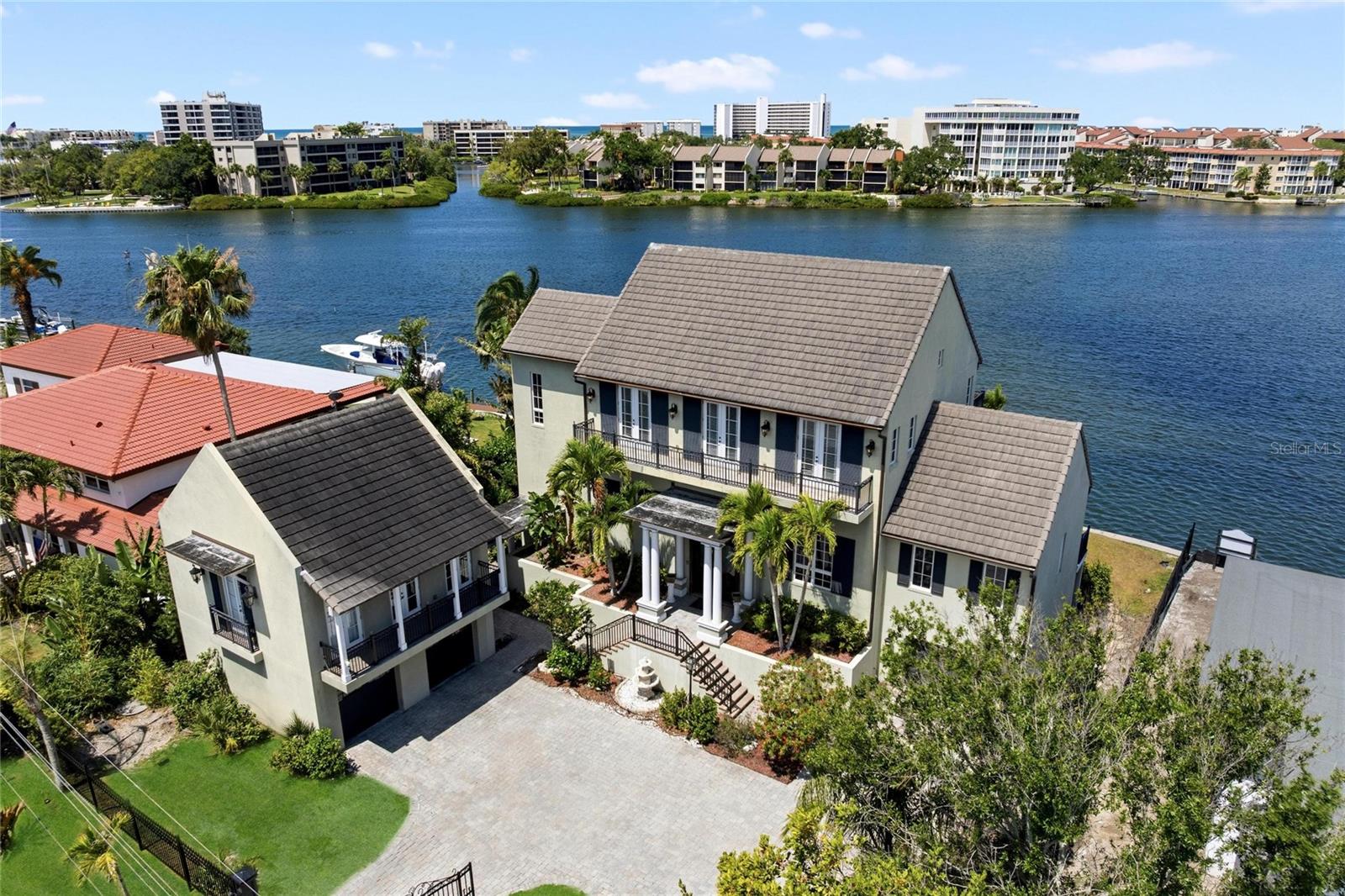 Single Family Residence in SARASOTA, FL - Daniel Dourado