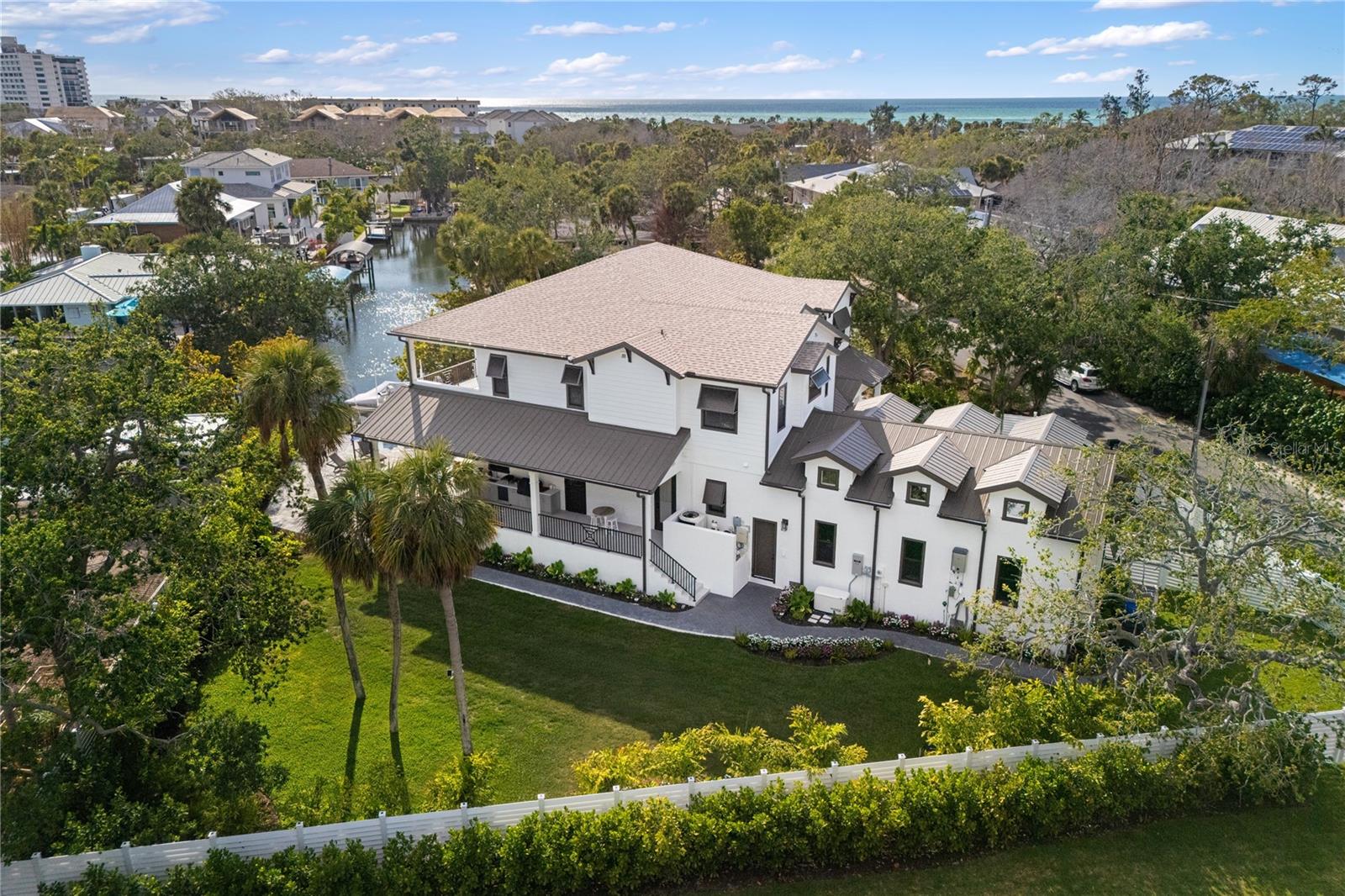 Single Family Residence in SARASOTA, FL - Daniel Dourado