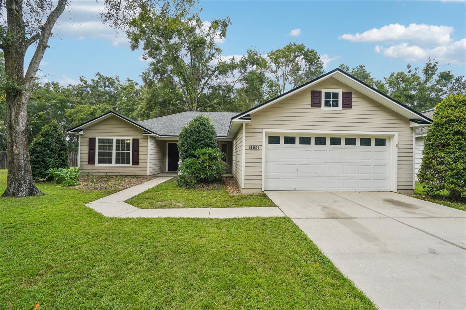 Single Family Residence in ALACHUA, FL - Daniel Dourado