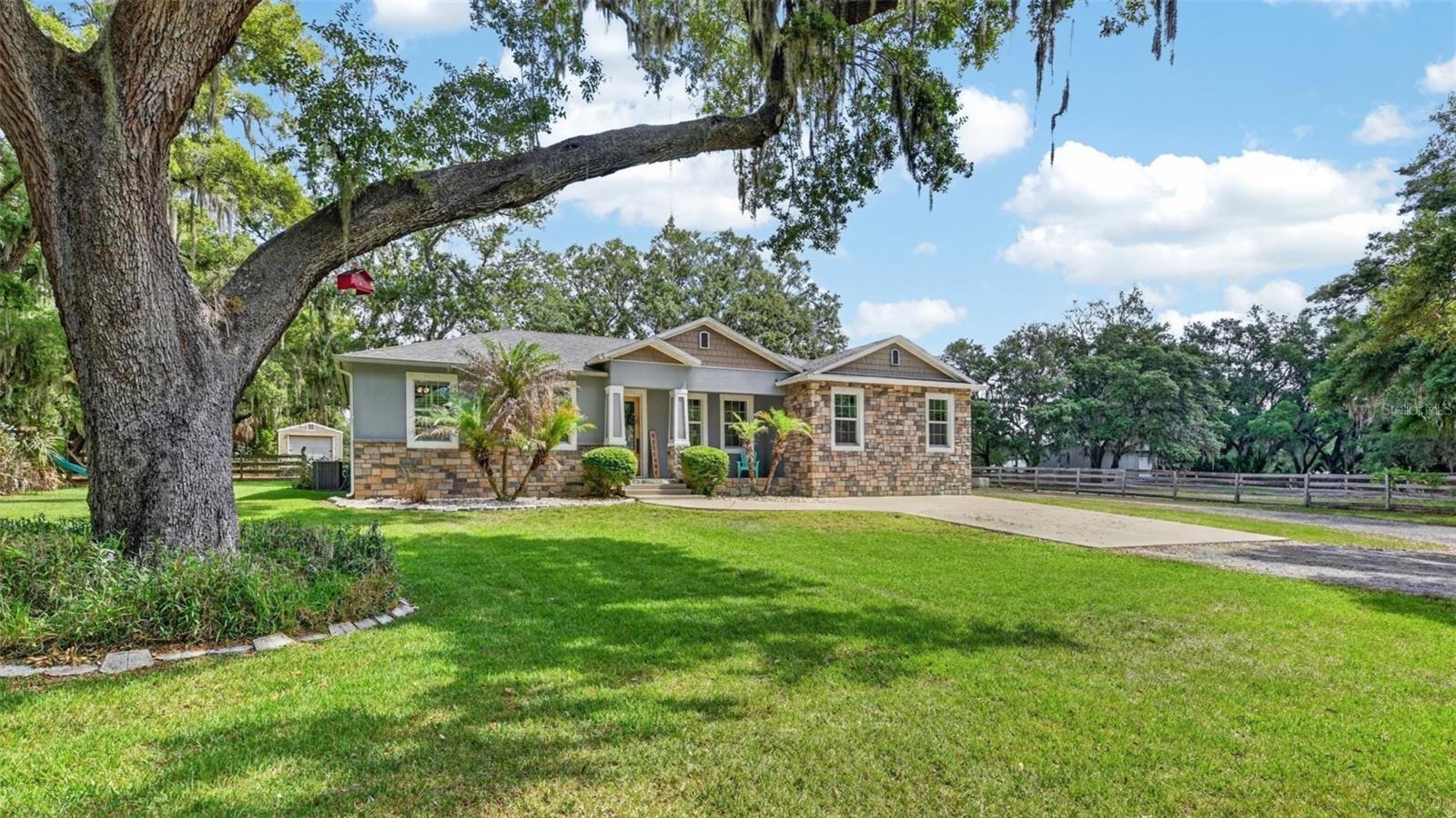 Single Family Residence in RIVERVIEW, FL - Daniel Dourado