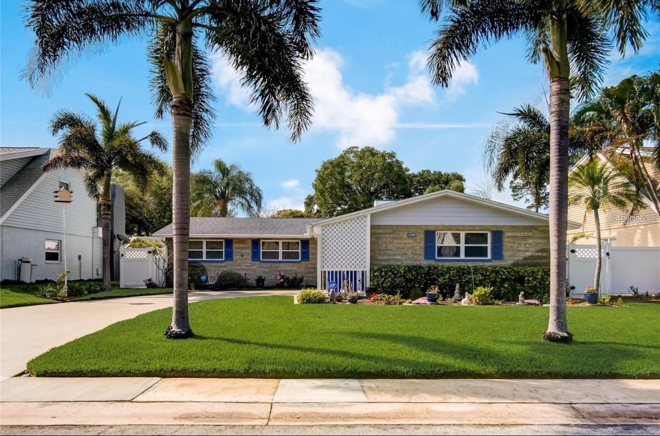 Single Family Residence in SEMINOLE, FL - Daniel Dourado