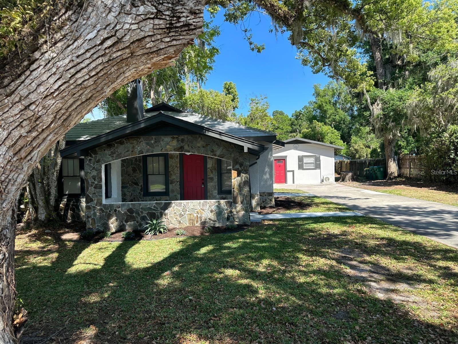 Single Family Residence in DELAND, FL - Daniel Dourado