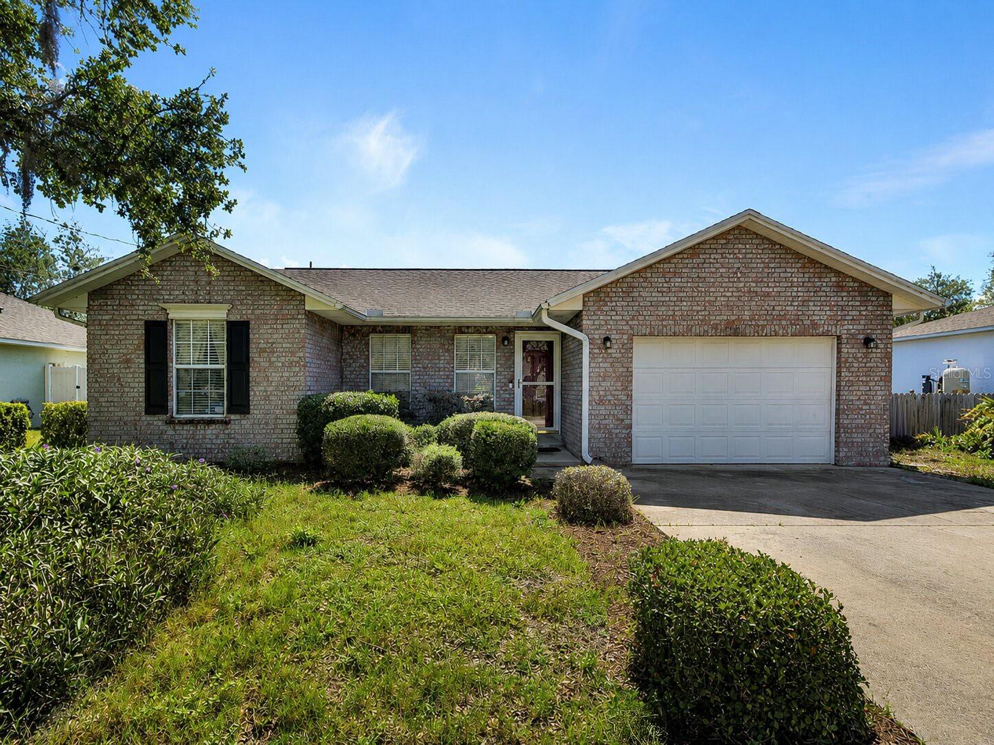 Single Family Residence in DELAND, FL - Daniel Dourado