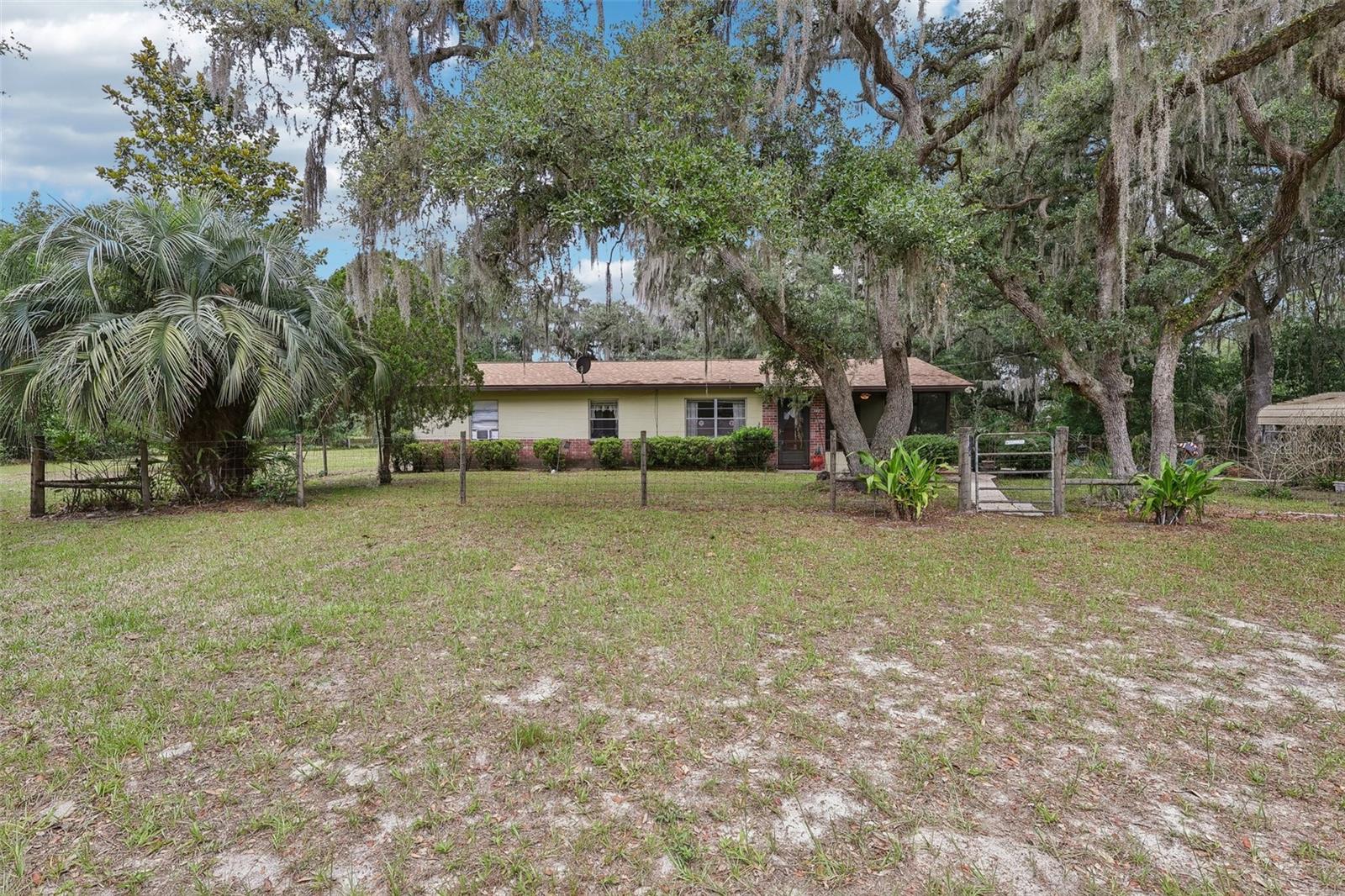 Single Family Residence in WEBSTER, FL - Daniel Dourado