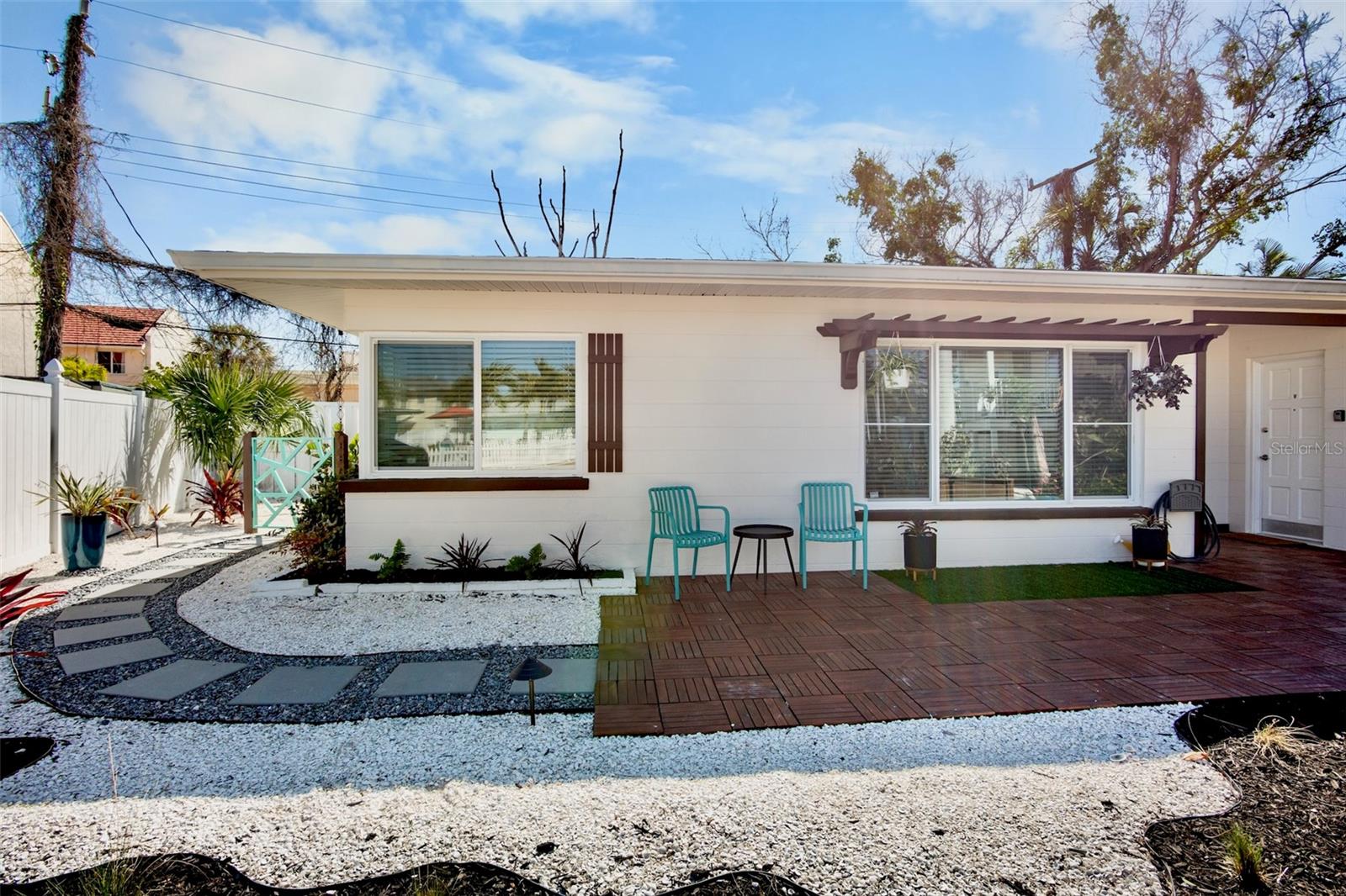 Single Family Residence in SARASOTA, FL - Daniel Dourado