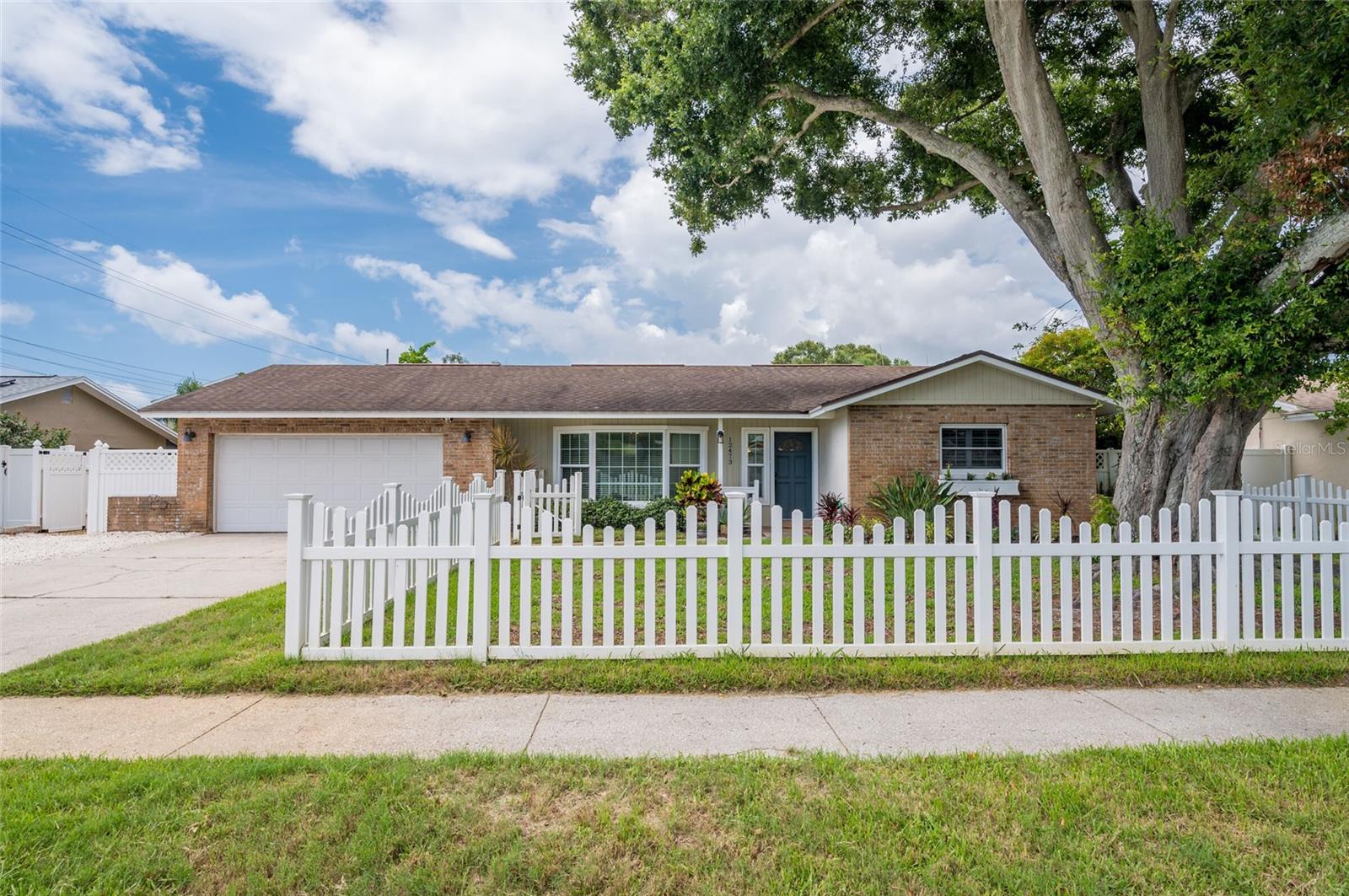 Single Family Residence in SEMINOLE, FL - Daniel Dourado