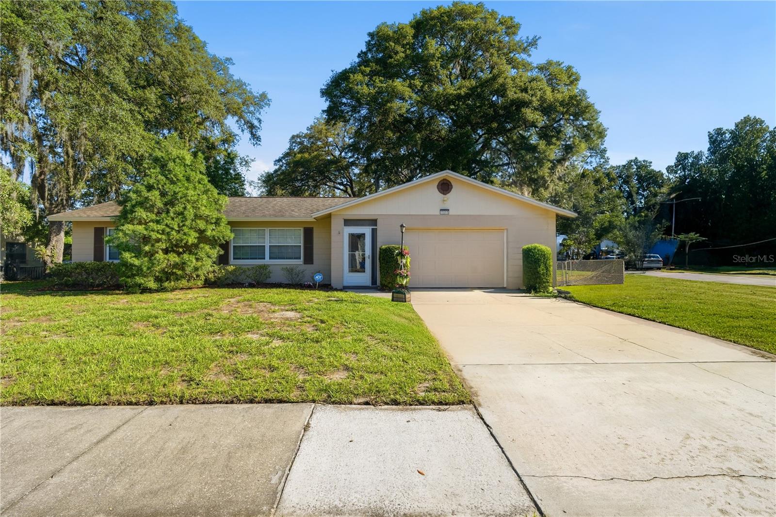 Single Family Residence in DELAND, FL - Daniel Dourado