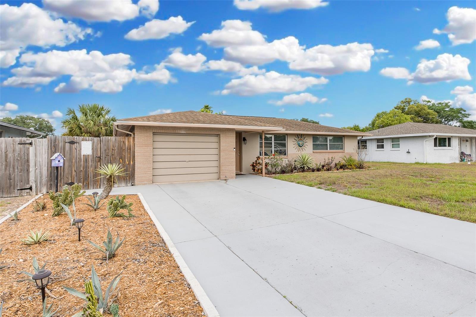 Single Family Residence in PORT RICHEY, FL - Daniel Dourado