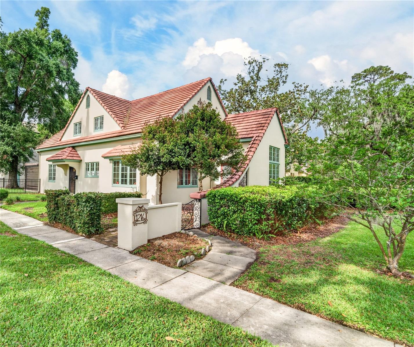 Single Family Residence in ORLANDO, FL - Daniel Dourado