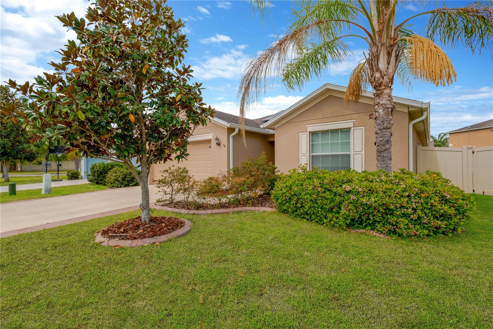 Single Family Residence in RUSKIN, FL - Daniel Dourado