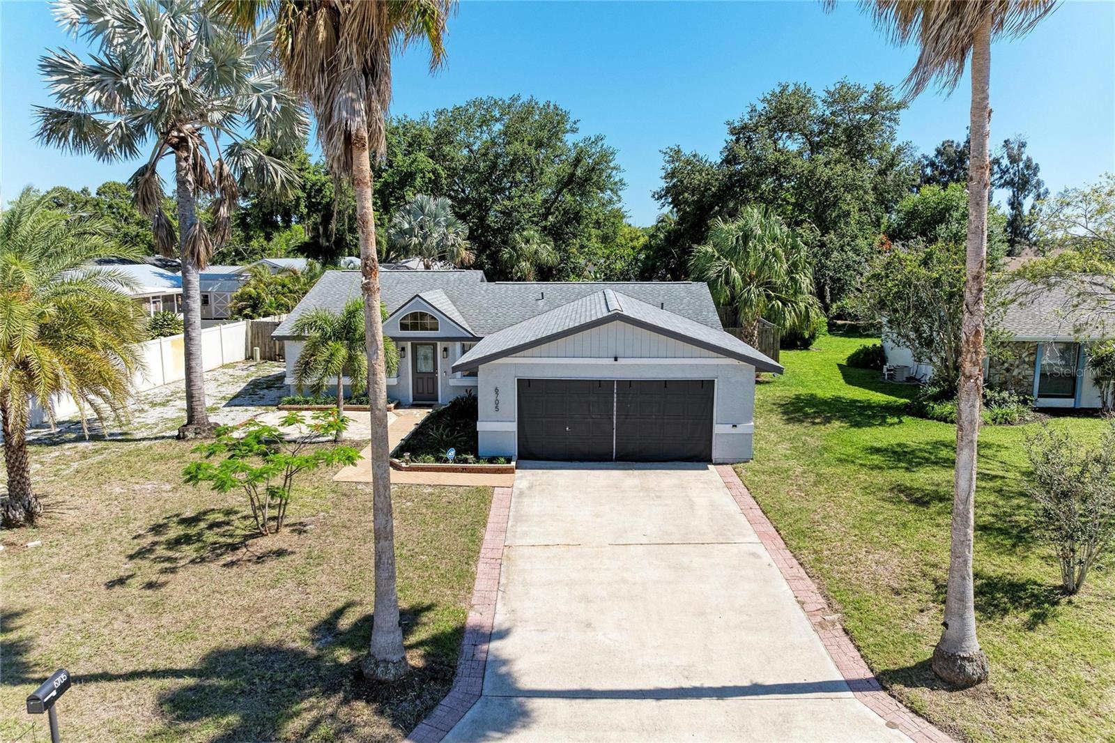 Single Family Residence in BRADENTON, FL - Daniel Dourado