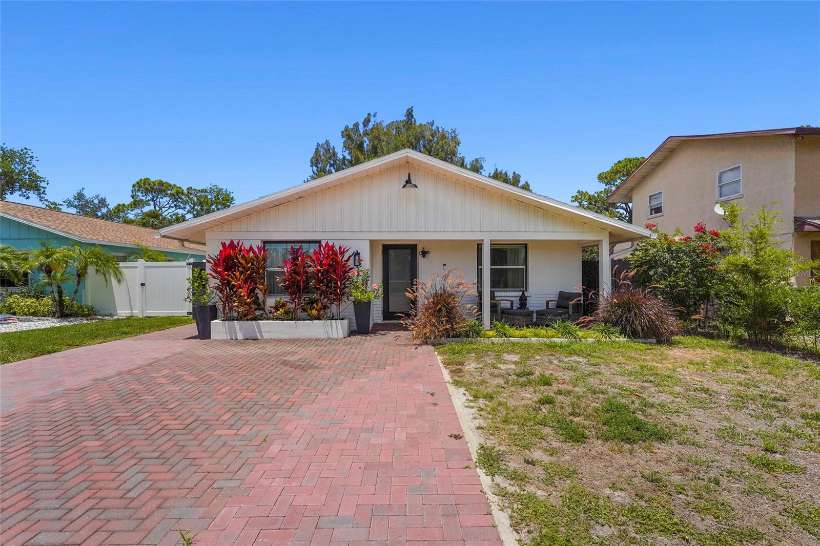 Single Family Residence in SARASOTA, FL - Daniel Dourado