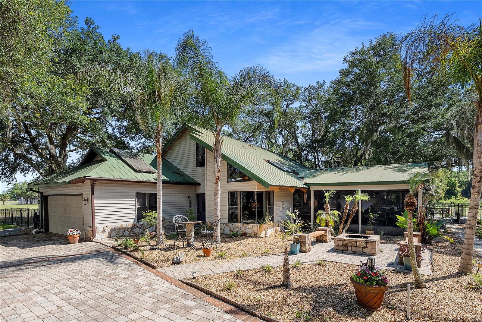 Single Family Residence em OAK HILL, FL - Daniel Dourado