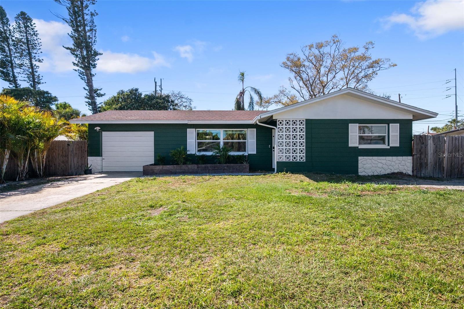 Single Family Residence in SEMINOLE, FL - Daniel Dourado