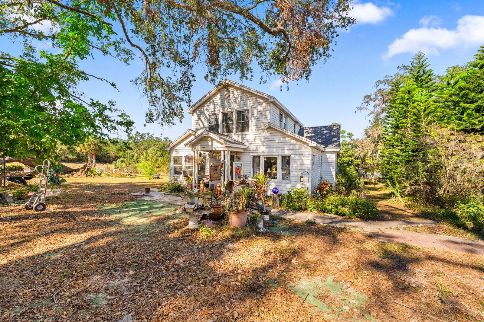 Single Family Residence in THONOTOSASSA, FL - Daniel Dourado