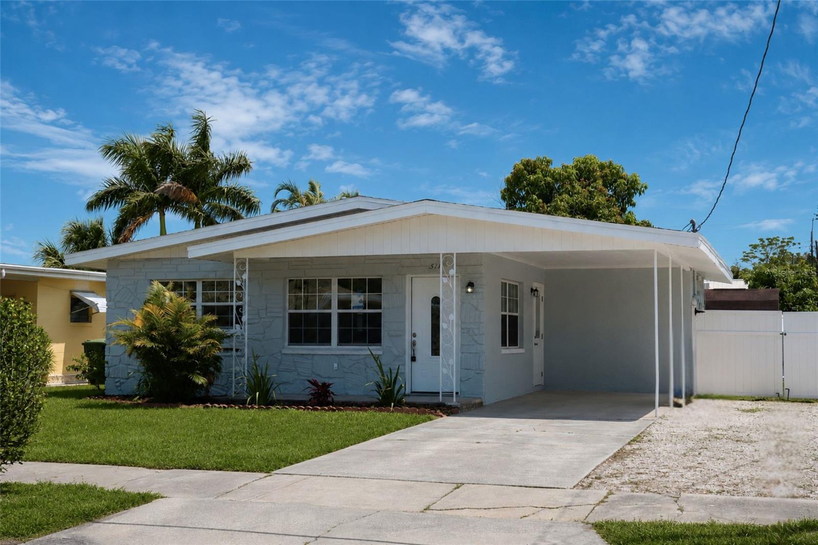 Single Family Residence in BRADENTON, FL - Daniel Dourado