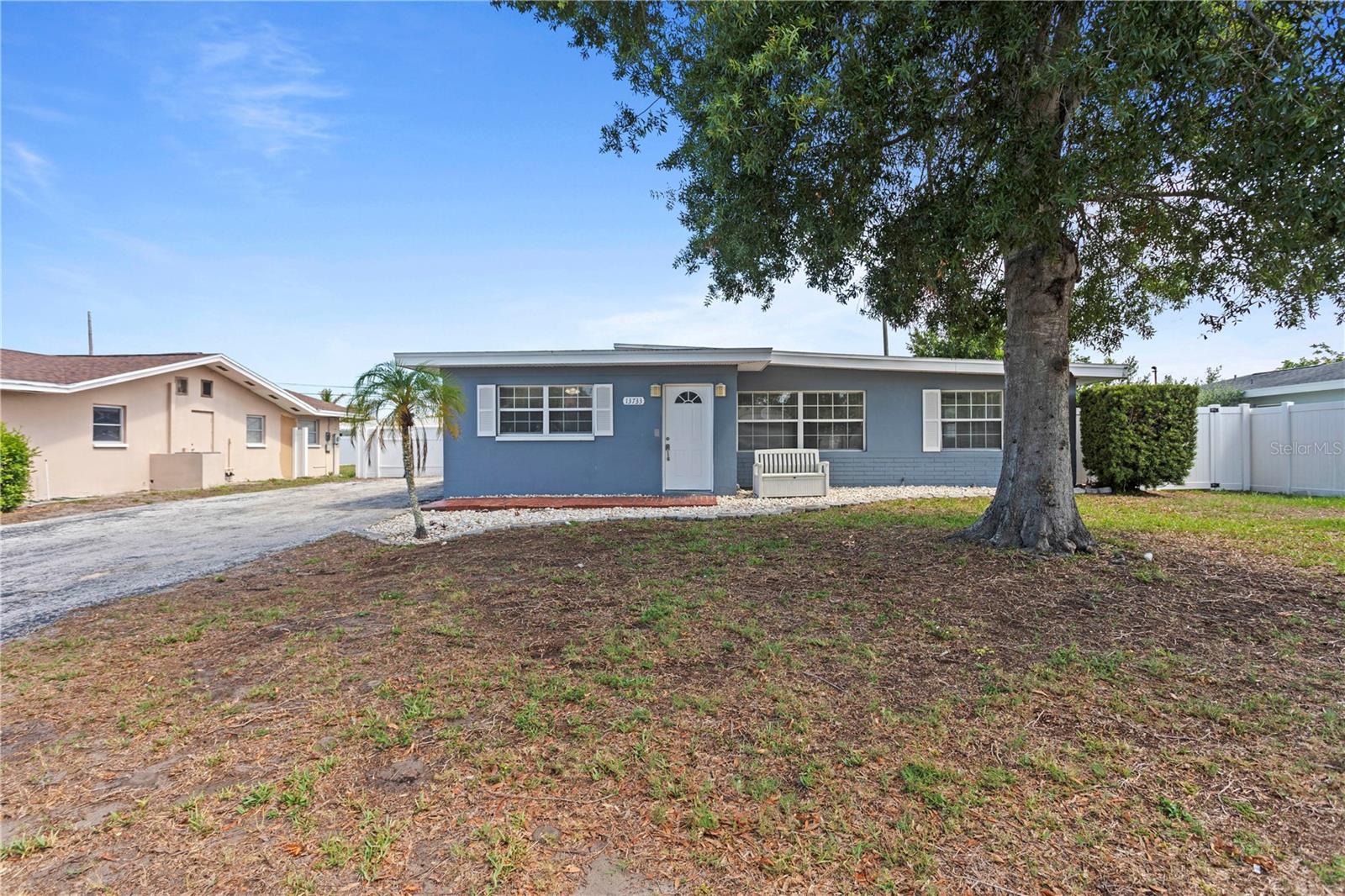 Single Family Residence in SEMINOLE, FL - Daniel Dourado