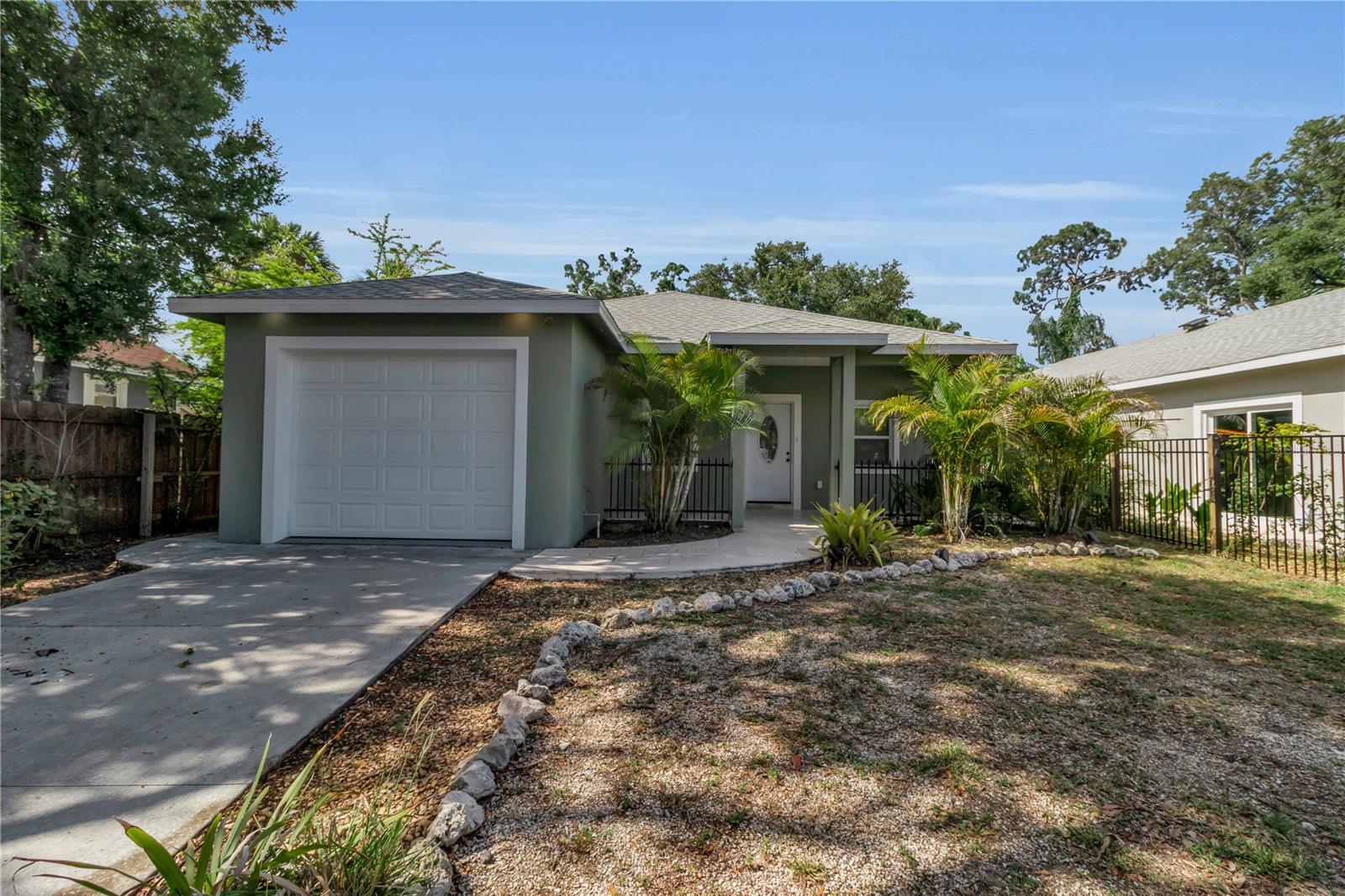 Single Family Residence in SARASOTA, FL - Daniel Dourado