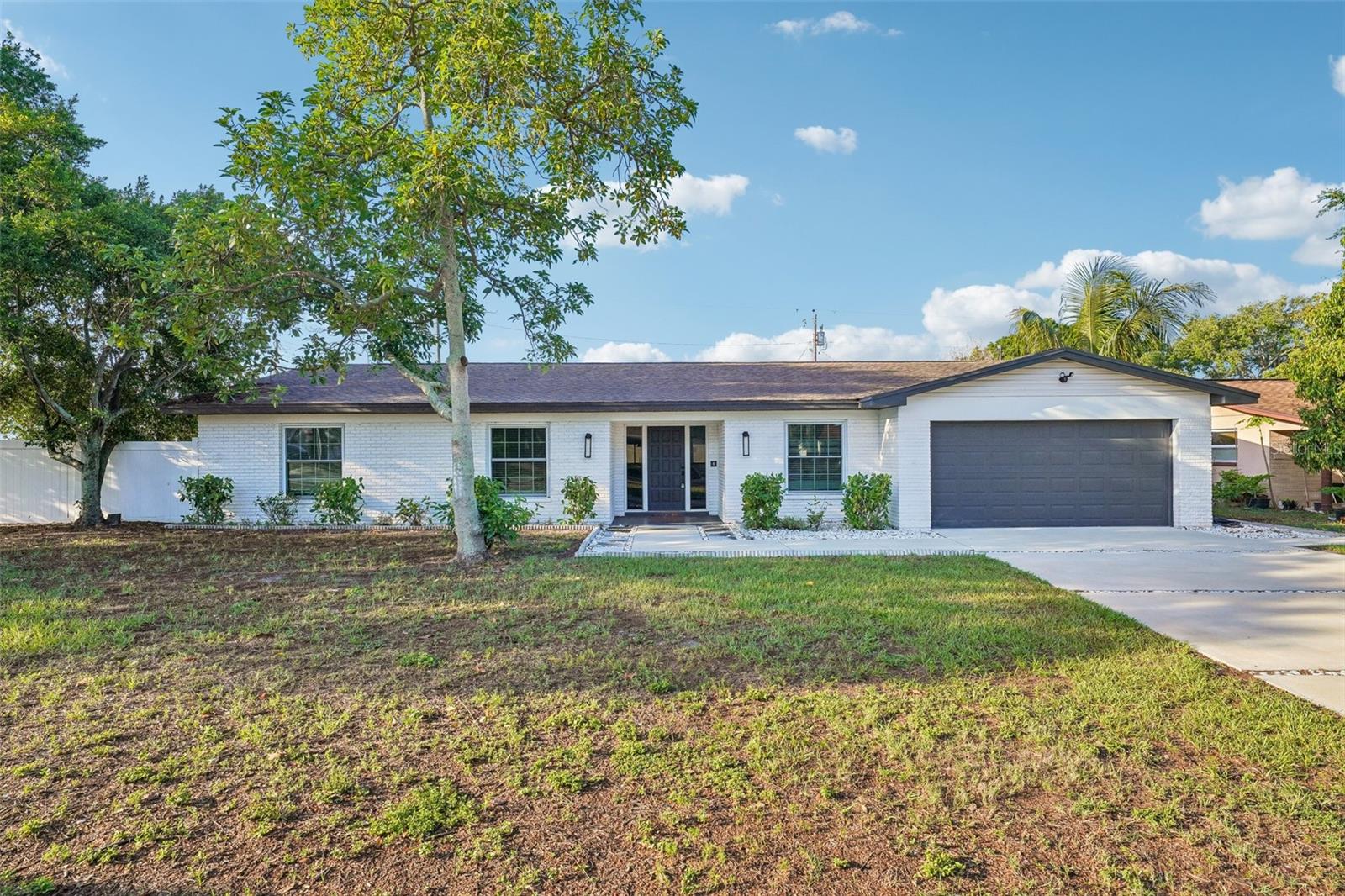 Single Family Residence in SEMINOLE, FL - Daniel Dourado