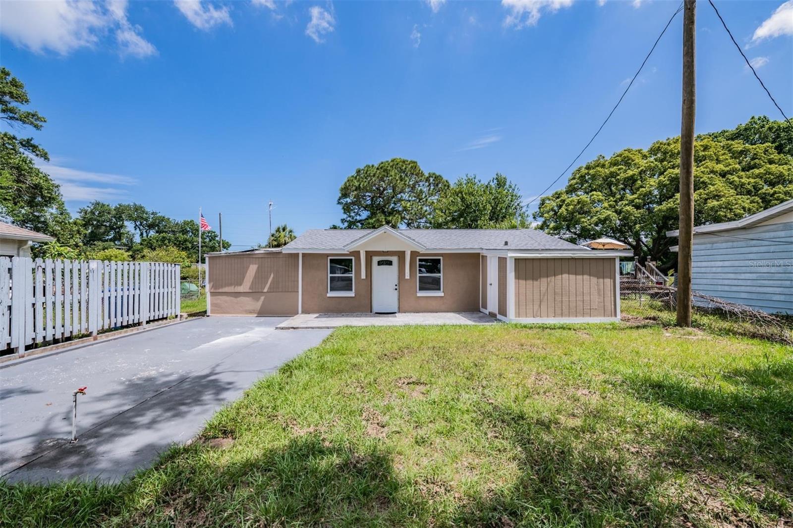 Single Family Residence in LARGO, FL - Daniel Dourado