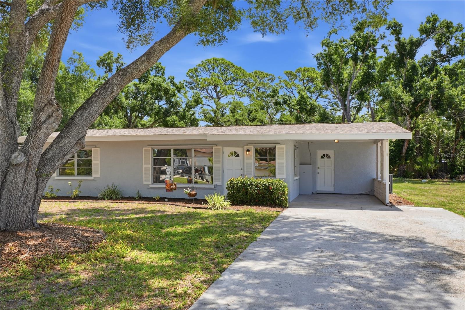 Single Family Residence in SARASOTA, FL - Daniel Dourado