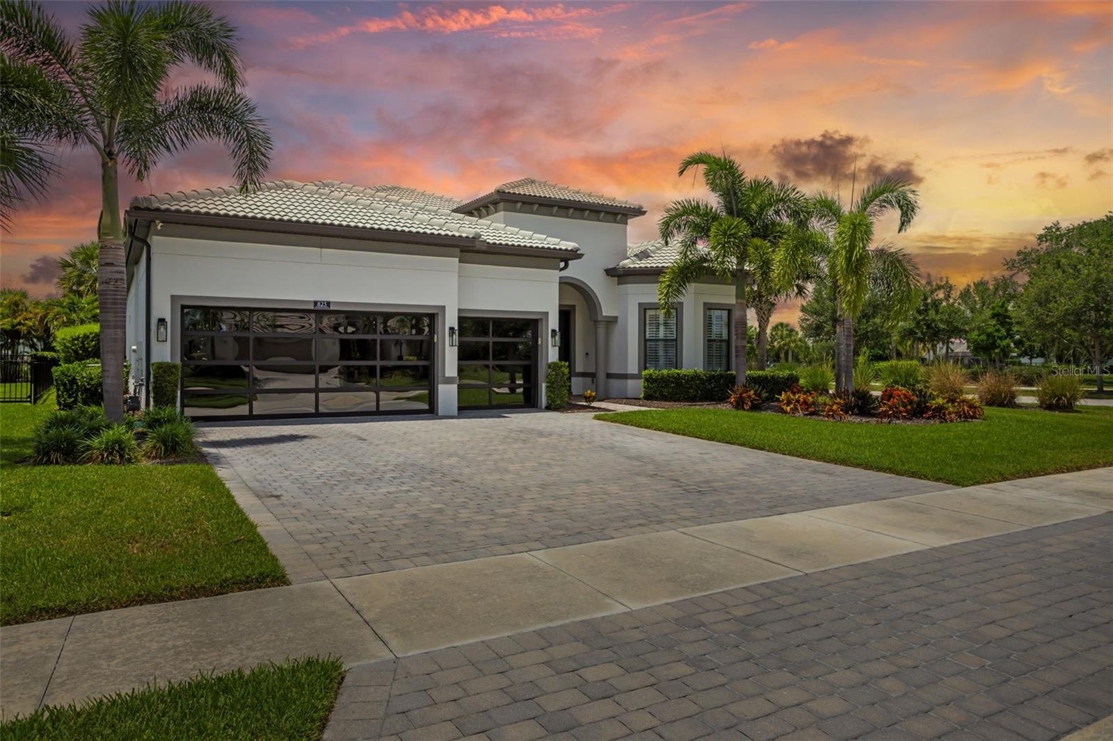Single Family Residence in SARASOTA, FL - Daniel Dourado