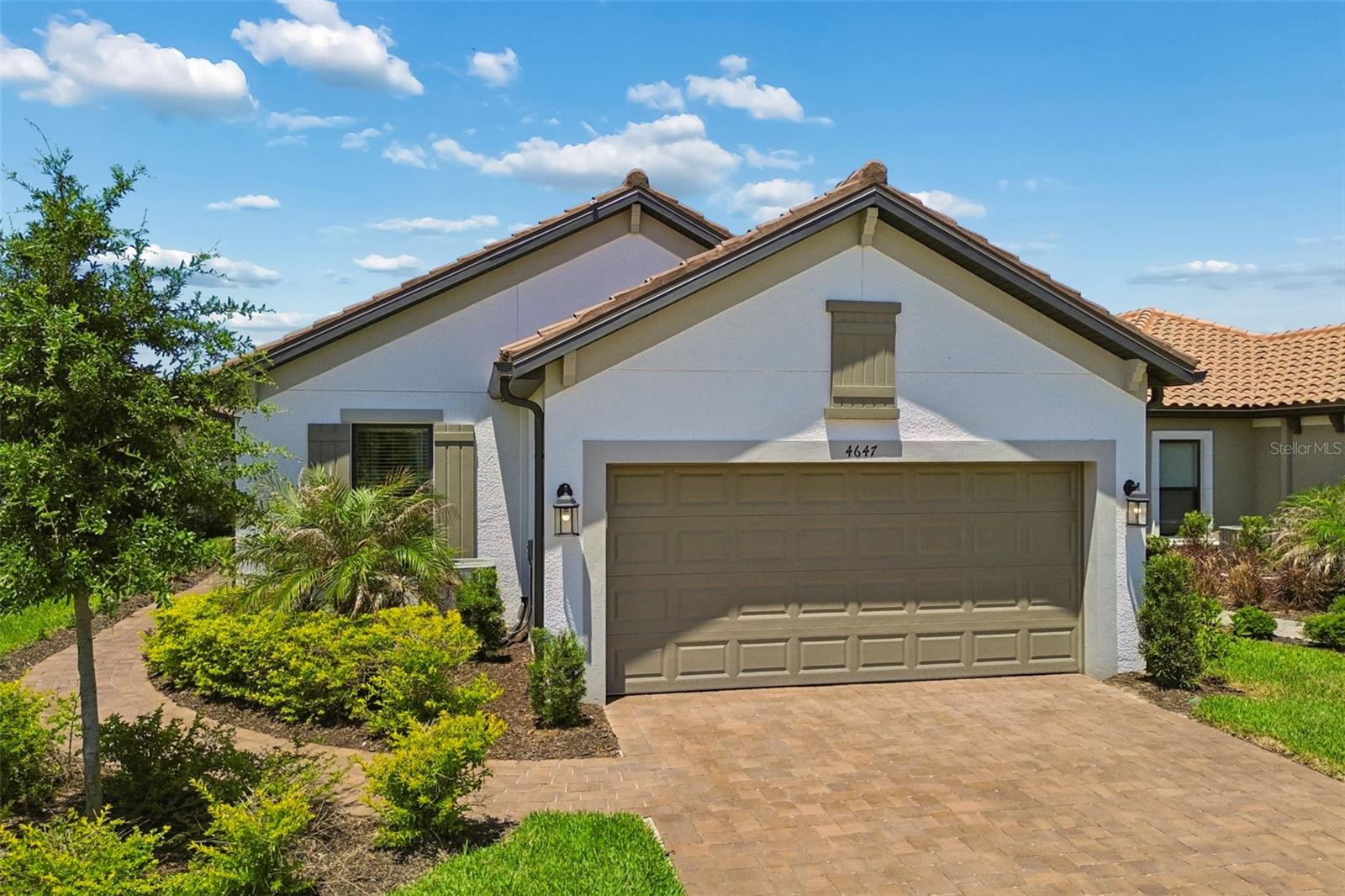 Single Family Residence in WESLEY CHAPEL, FL - Daniel Dourado