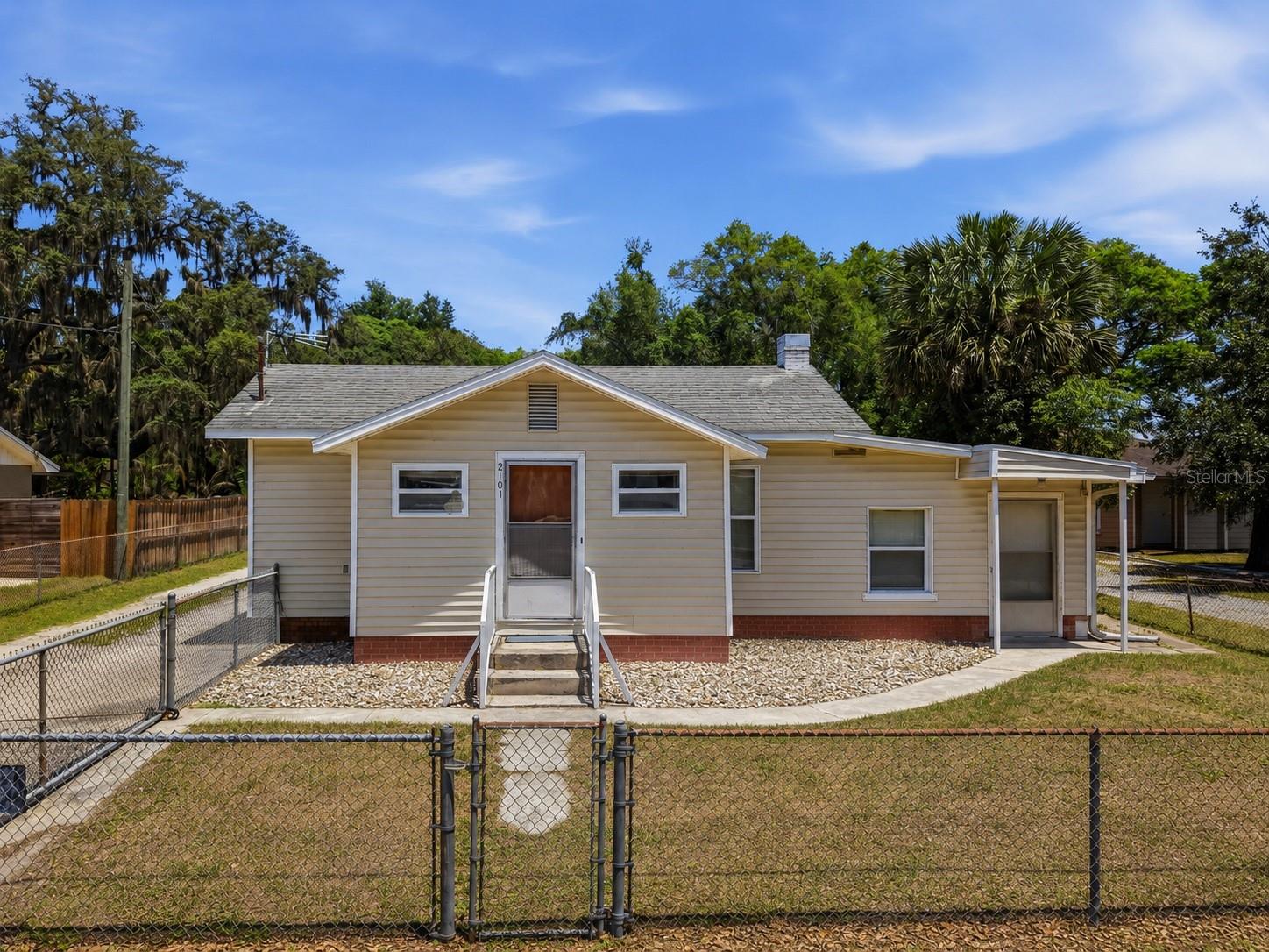 Single Family Residence in ORLANDO, FL - Daniel Dourado
