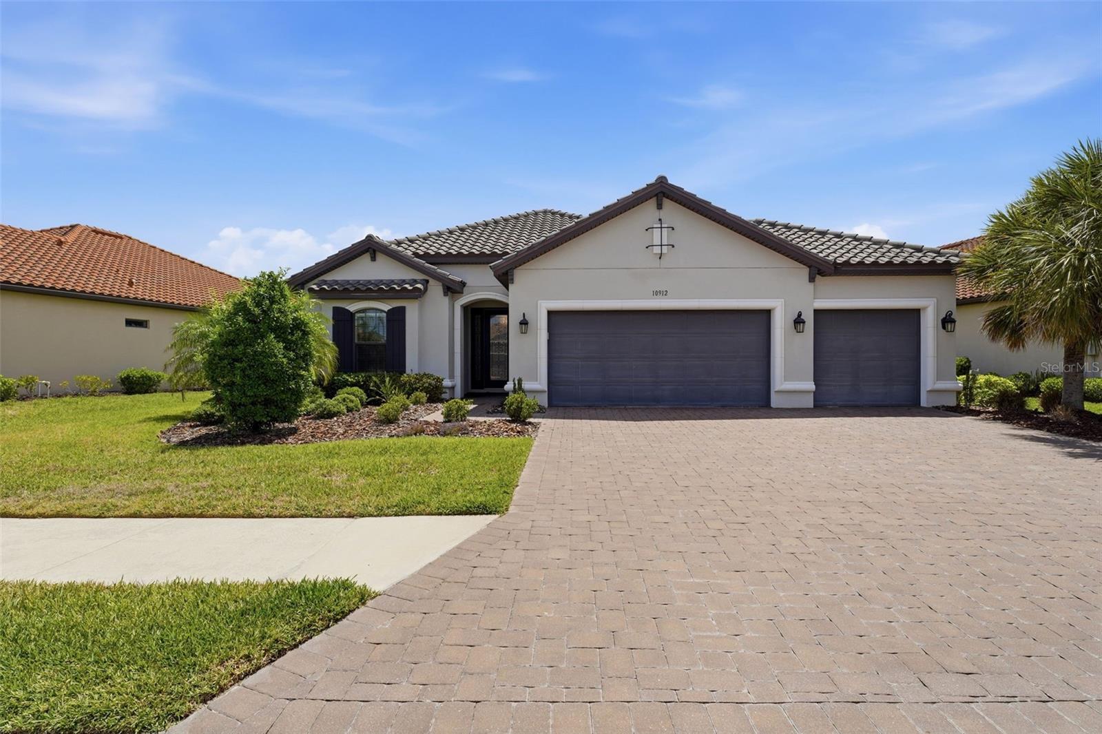 Single Family Residence in PALMETTO, FL - Daniel Dourado
