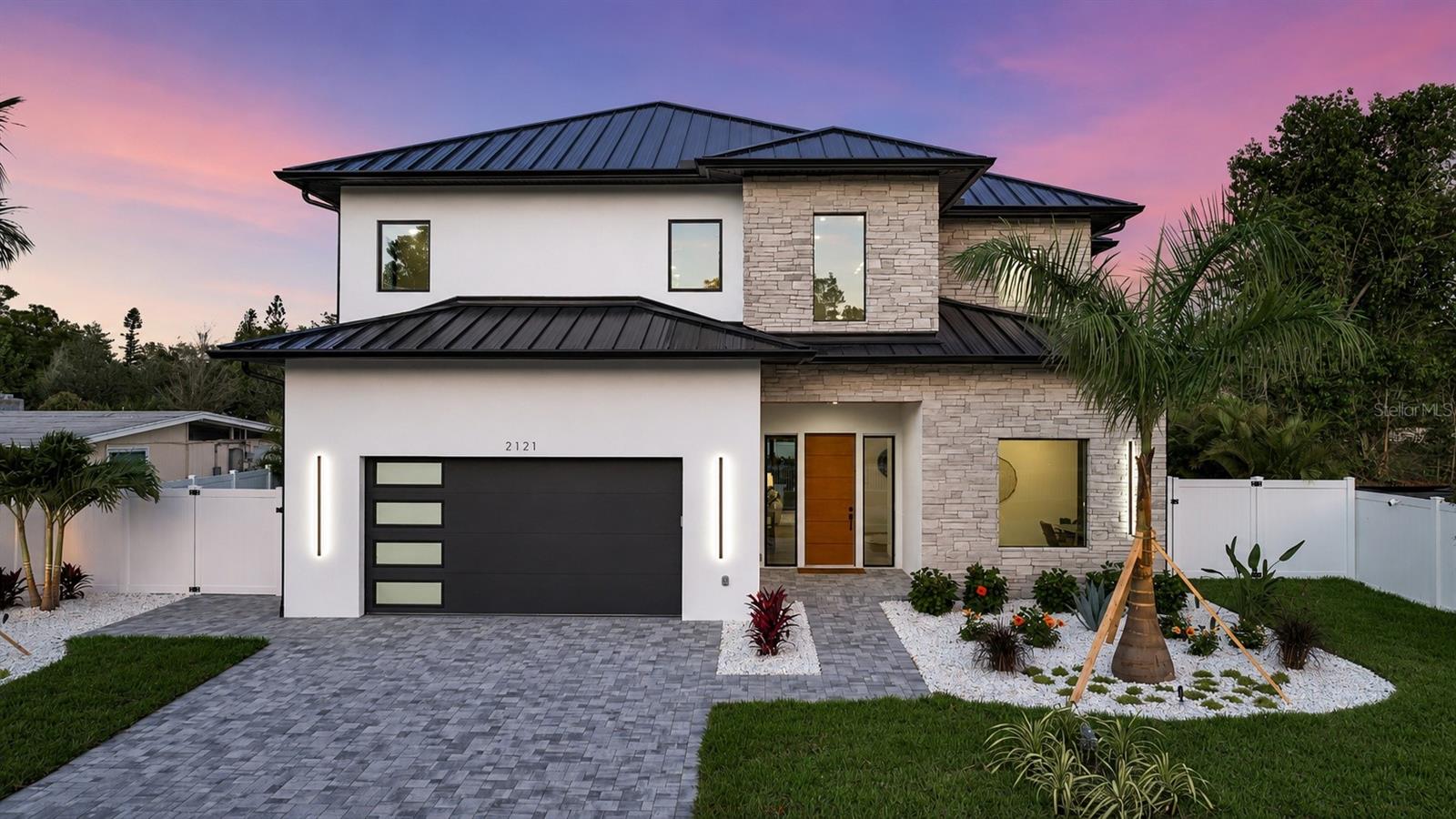 Single Family Residence in SARASOTA, FL - Daniel Dourado