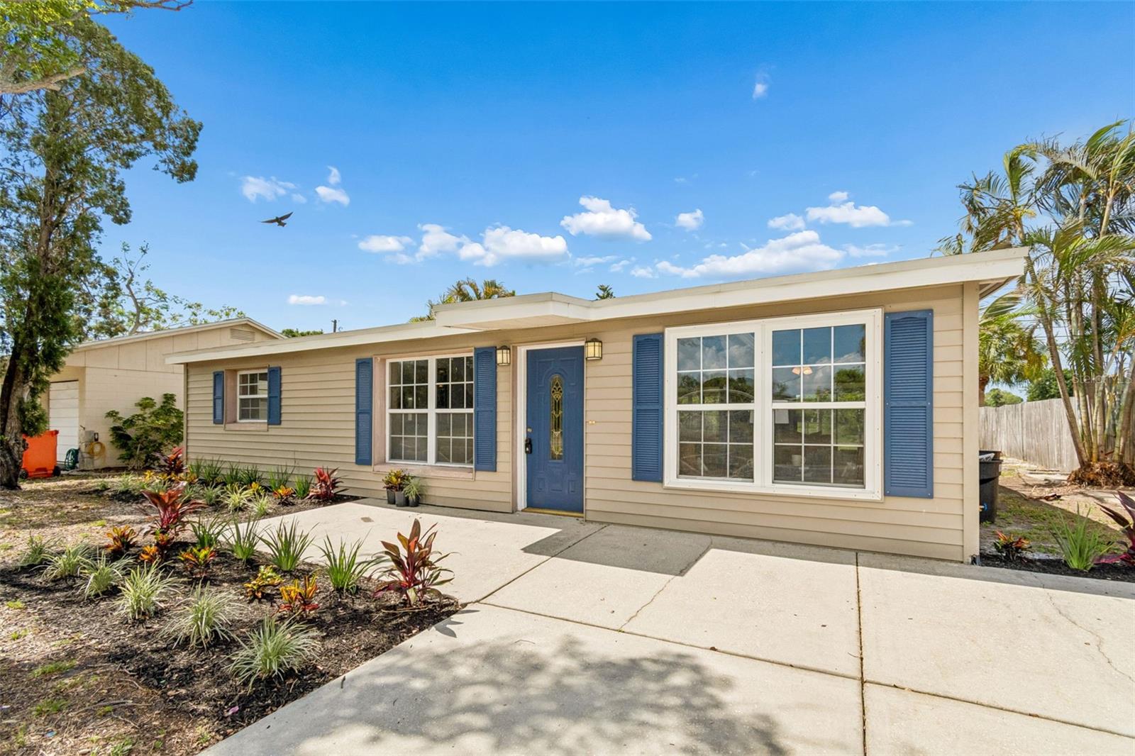 Single Family Residence in SEMINOLE, FL - Daniel Dourado