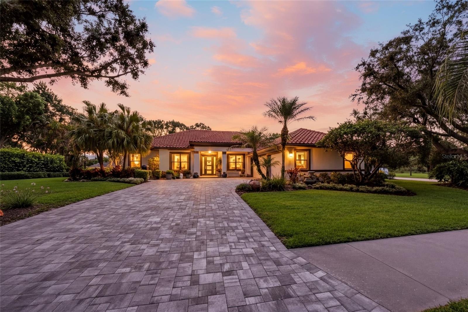Single Family Residence in SARASOTA, FL - Daniel Dourado