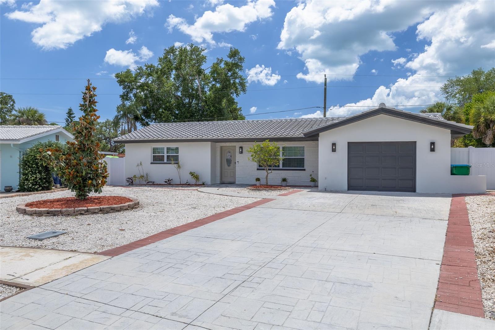 Single Family Residence in SEMINOLE, FL - Daniel Dourado