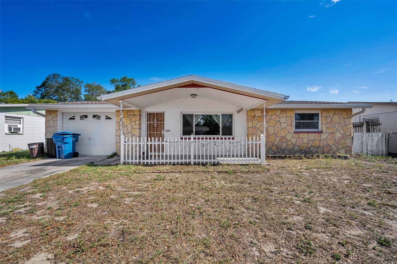 Single Family Residence in HOLIDAY, FL - Daniel Dourado