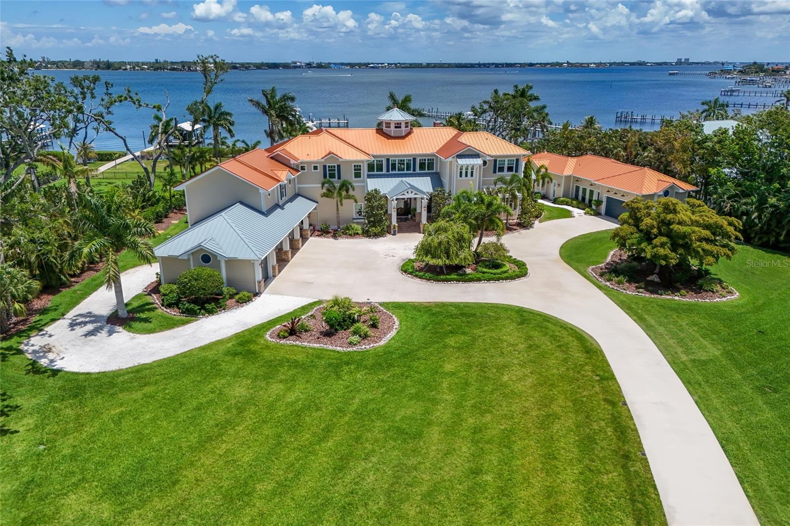 Single Family Residence in BRADENTON, FL - Daniel Dourado