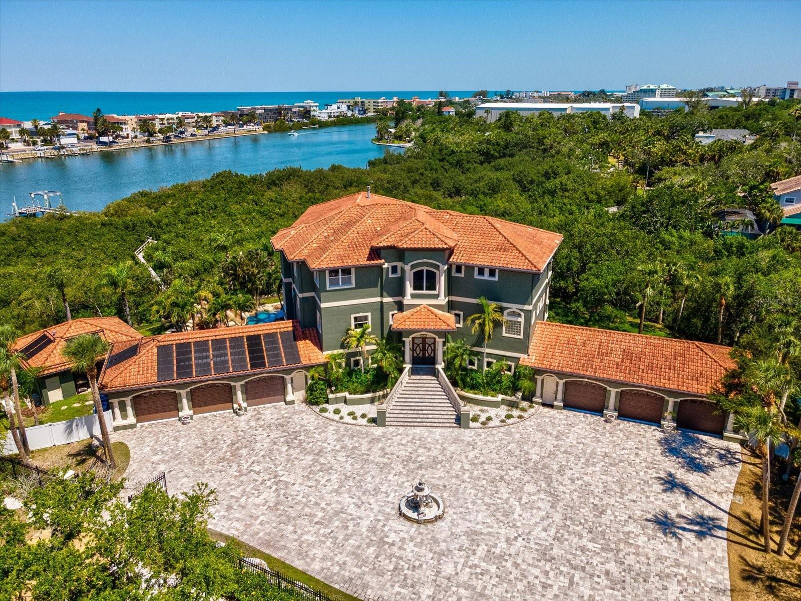 Single Family Residence in LARGO, FL - Daniel Dourado