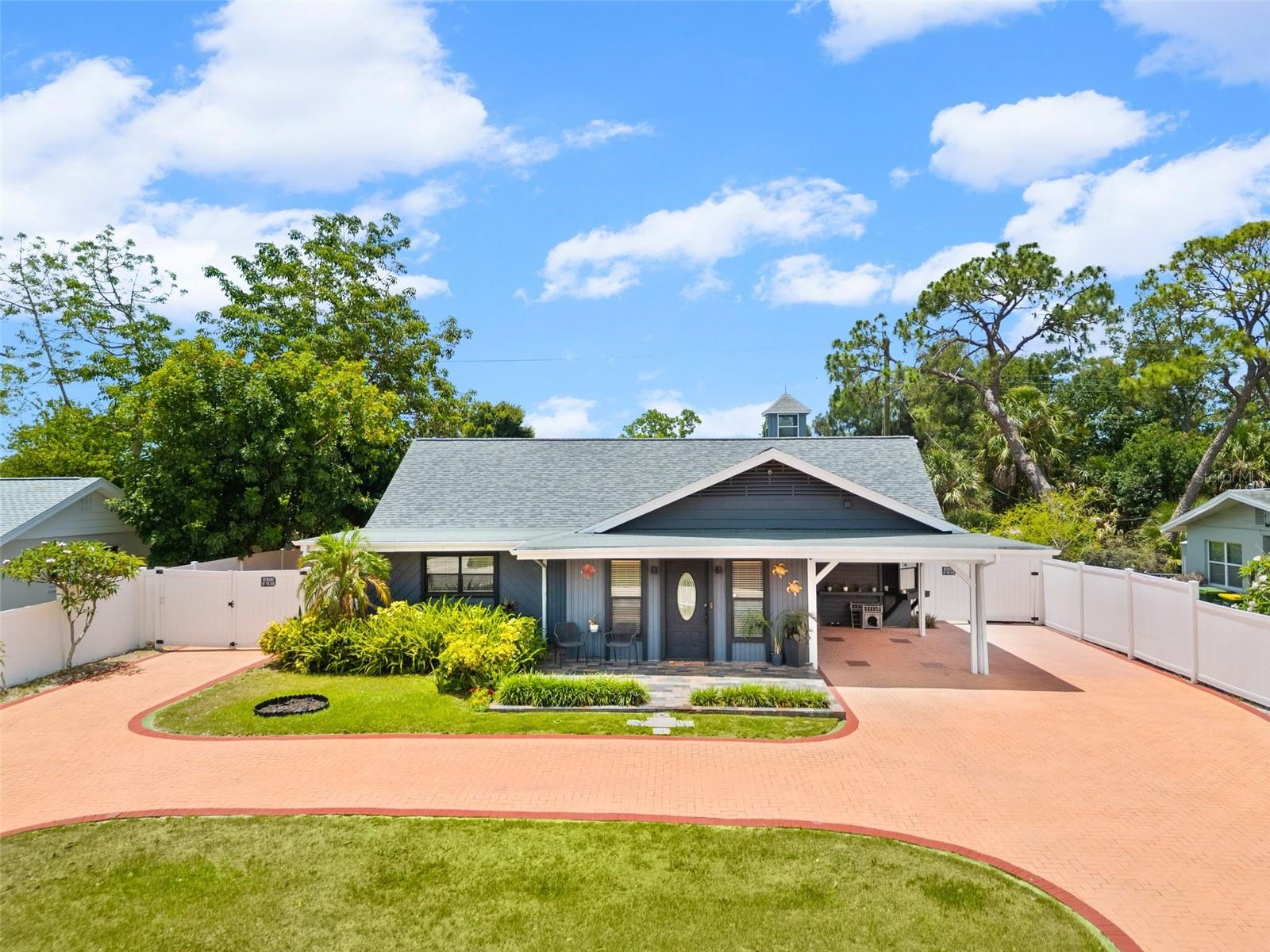 Single Family Residence in SARASOTA, FL - Daniel Dourado