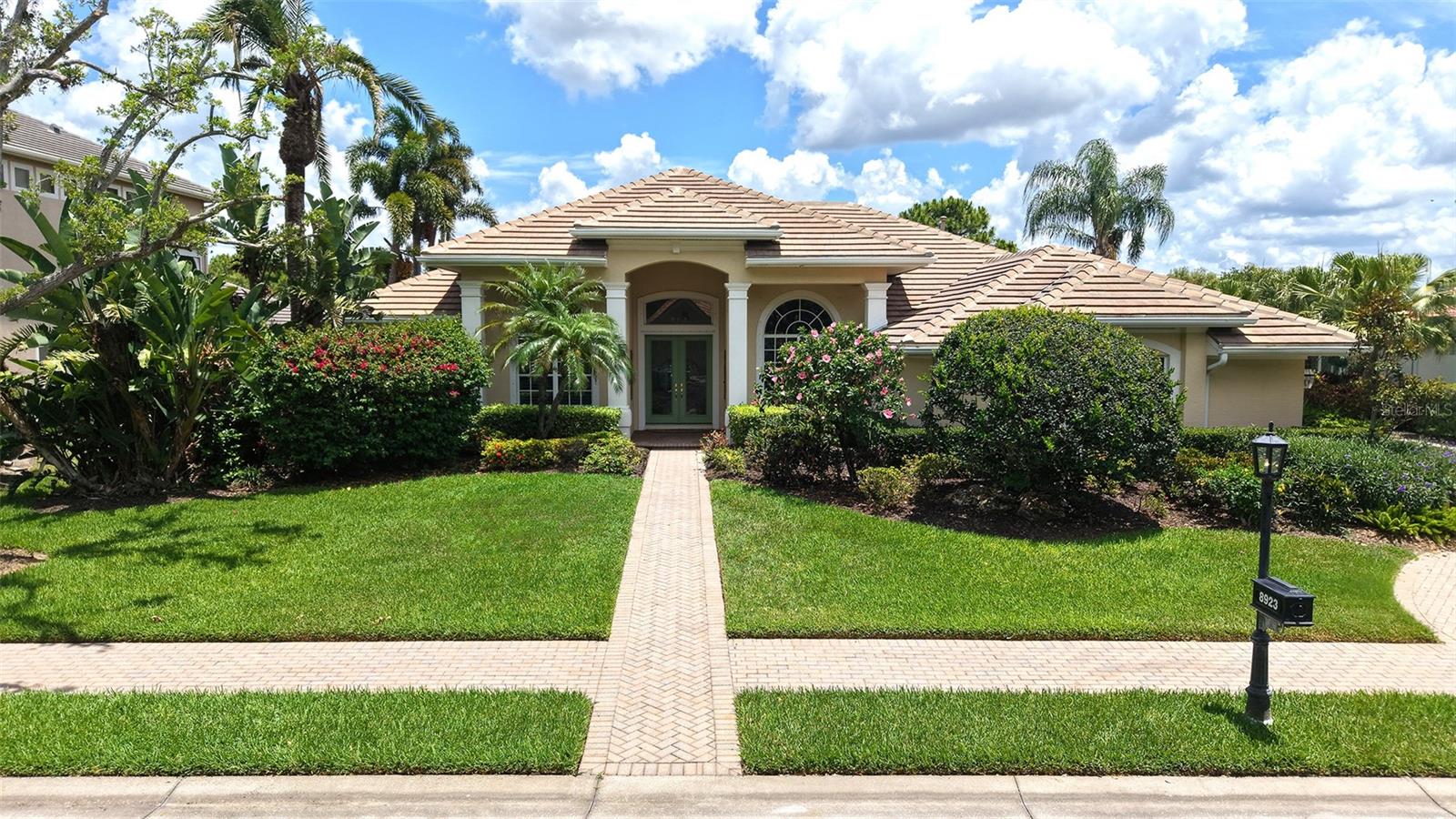 Single Family Residence in SARASOTA, FL - Daniel Dourado