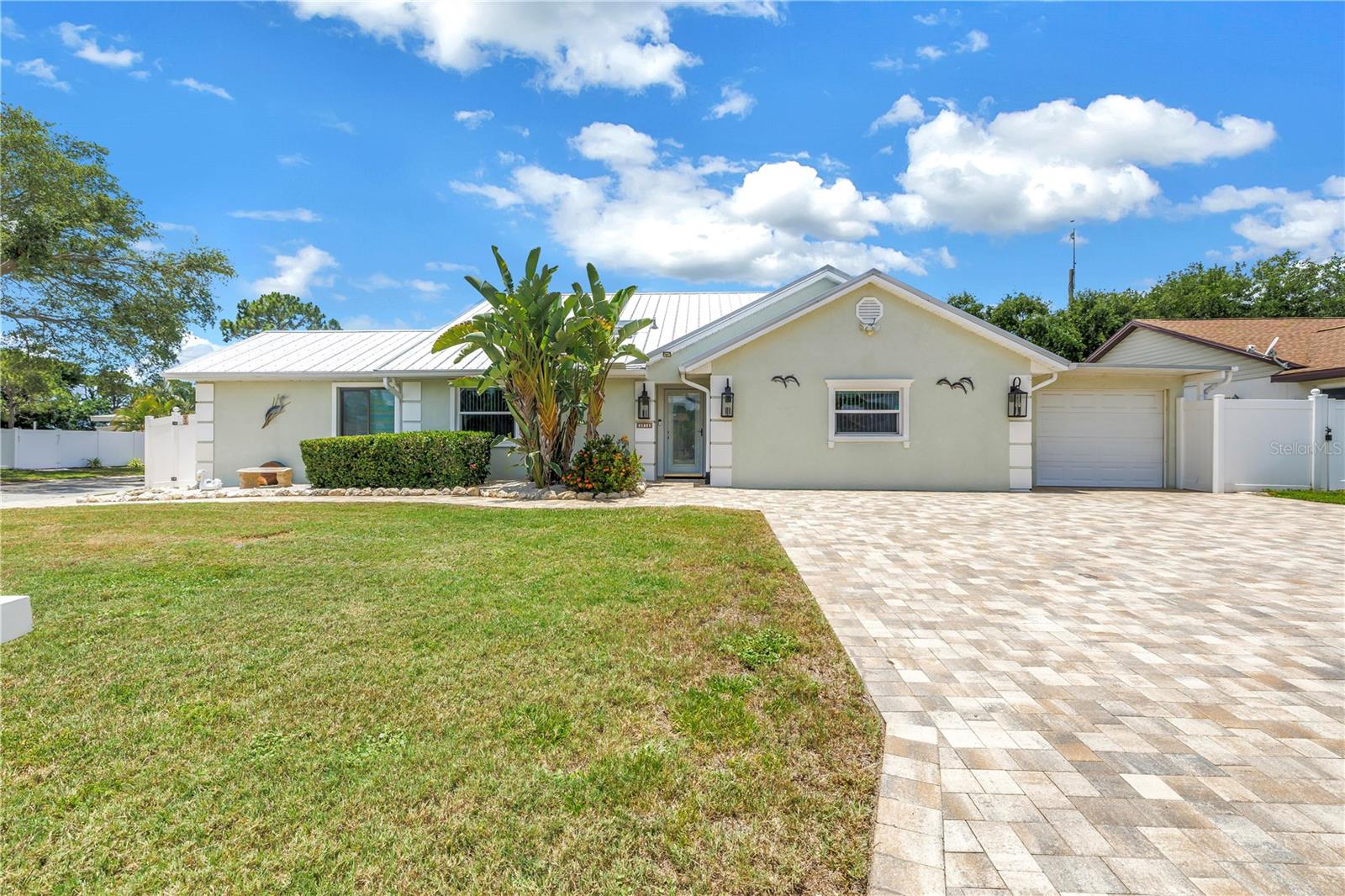 Single Family Residence in BRADENTON, FL - Daniel Dourado