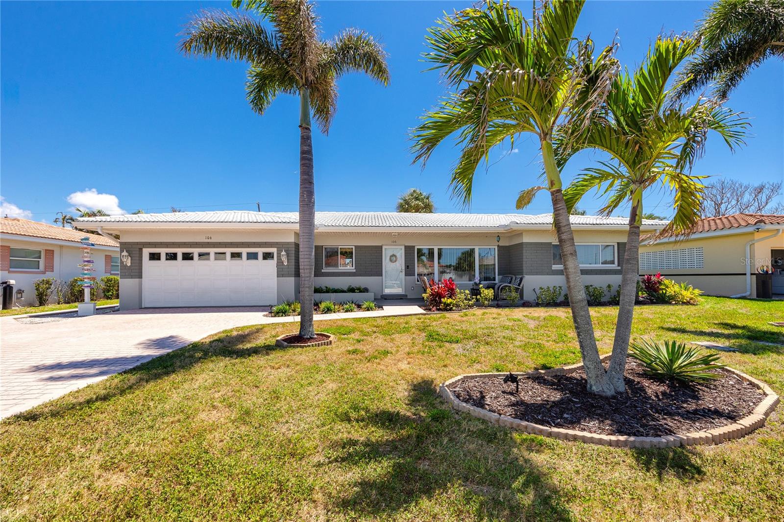 Single Family Residence in BELLEAIR BEACH, FL - Daniel Dourado