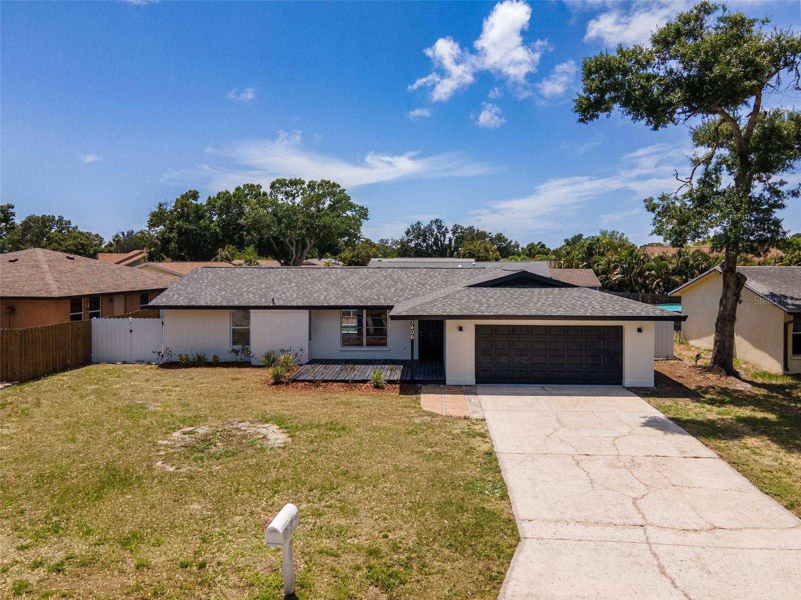 Single Family Residence in BRADENTON, FL - Daniel Dourado