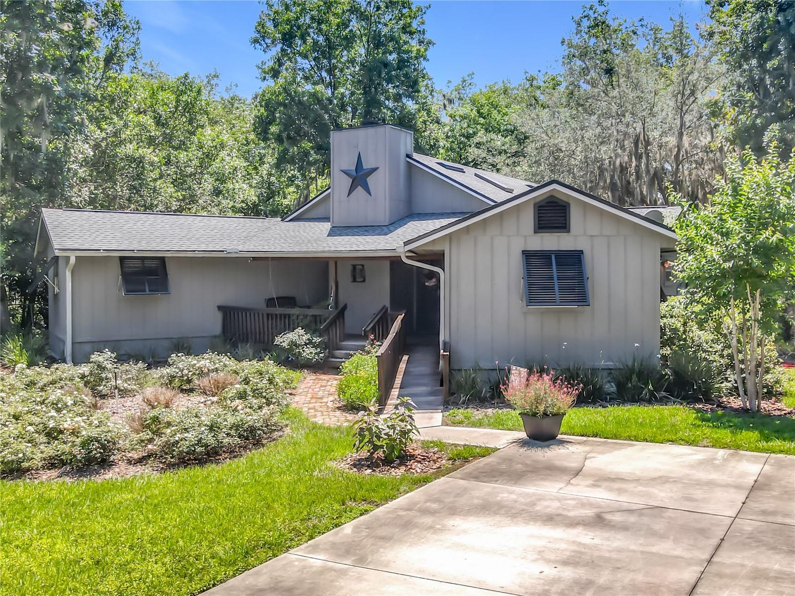 Single Family Residence in PAISLEY, FL - Daniel Dourado