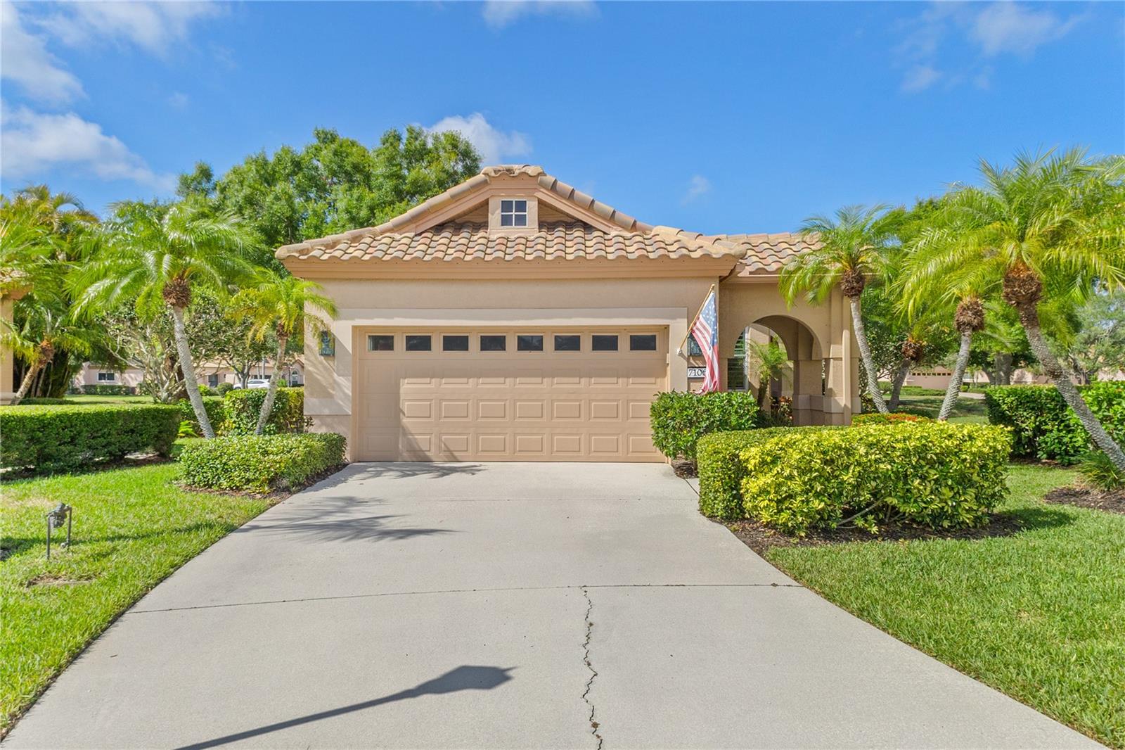 Single Family Residence in SARASOTA, FL - Daniel Dourado