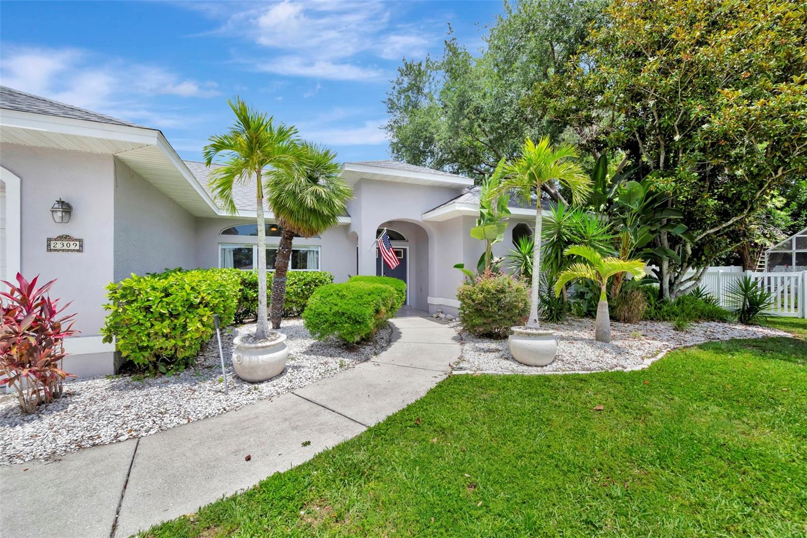 Single Family Residence in BRADENTON, FL - Daniel Dourado